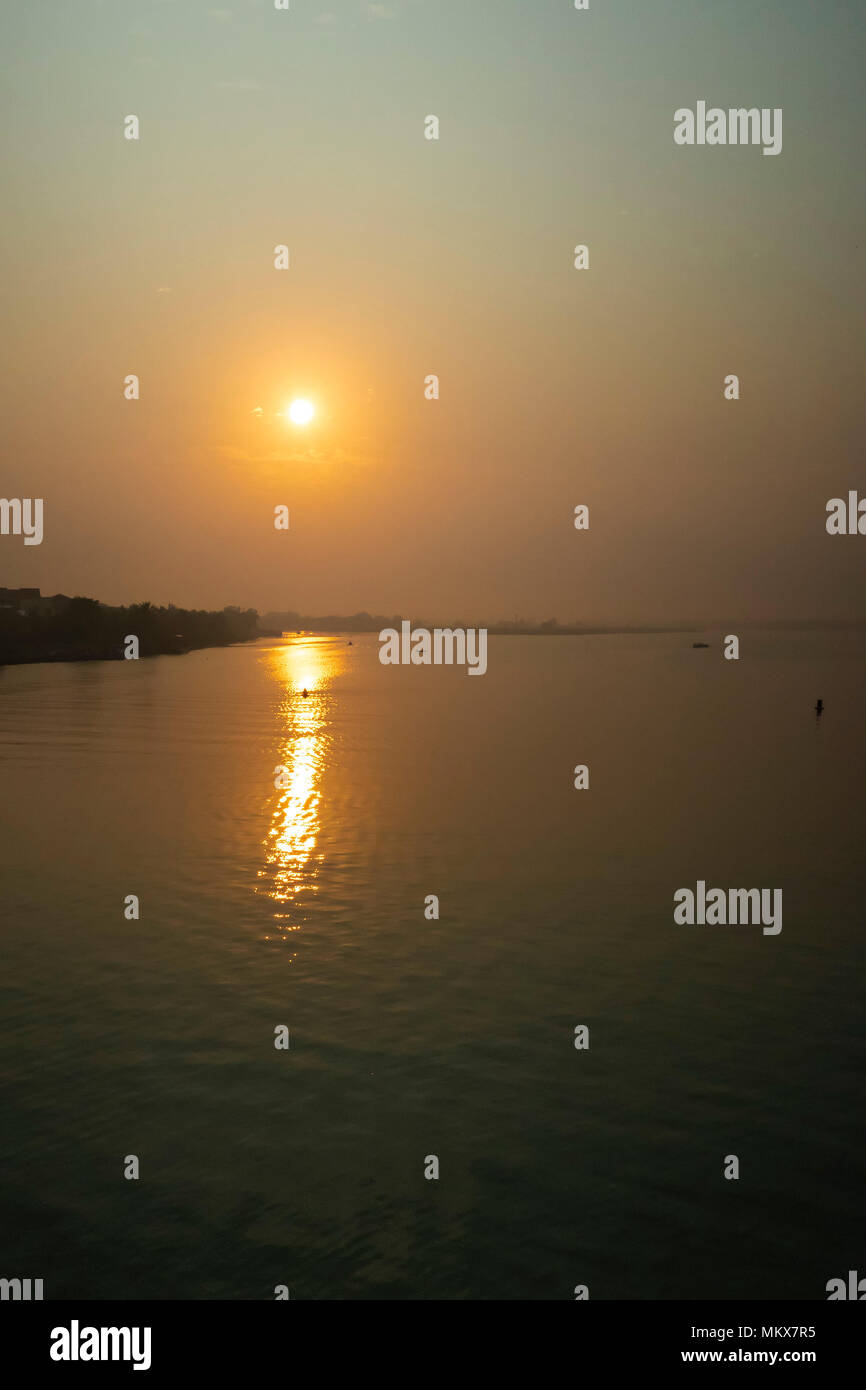 Sunrise e i suoi riflessi nel fiume Thu Bon Foto Stock