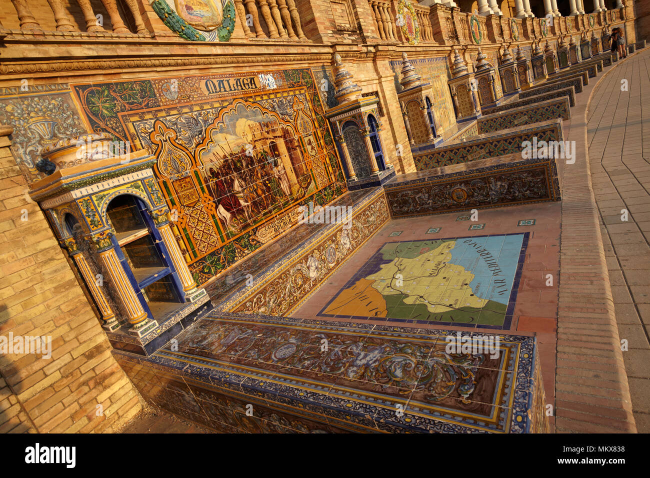 Le piastrelle alcove provinciale in Plaza de España (Piazza di Spagna) a Siviglia, Spagna Foto Stock