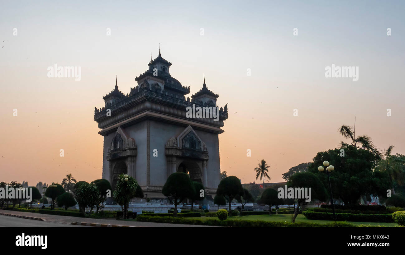 Il Patuxay Patuxai o. Patuxai, letteralmente la vittoria di gate o gate del trionfo, è un monumento di guerra nel centro di Vientiane, Laos Foto Stock