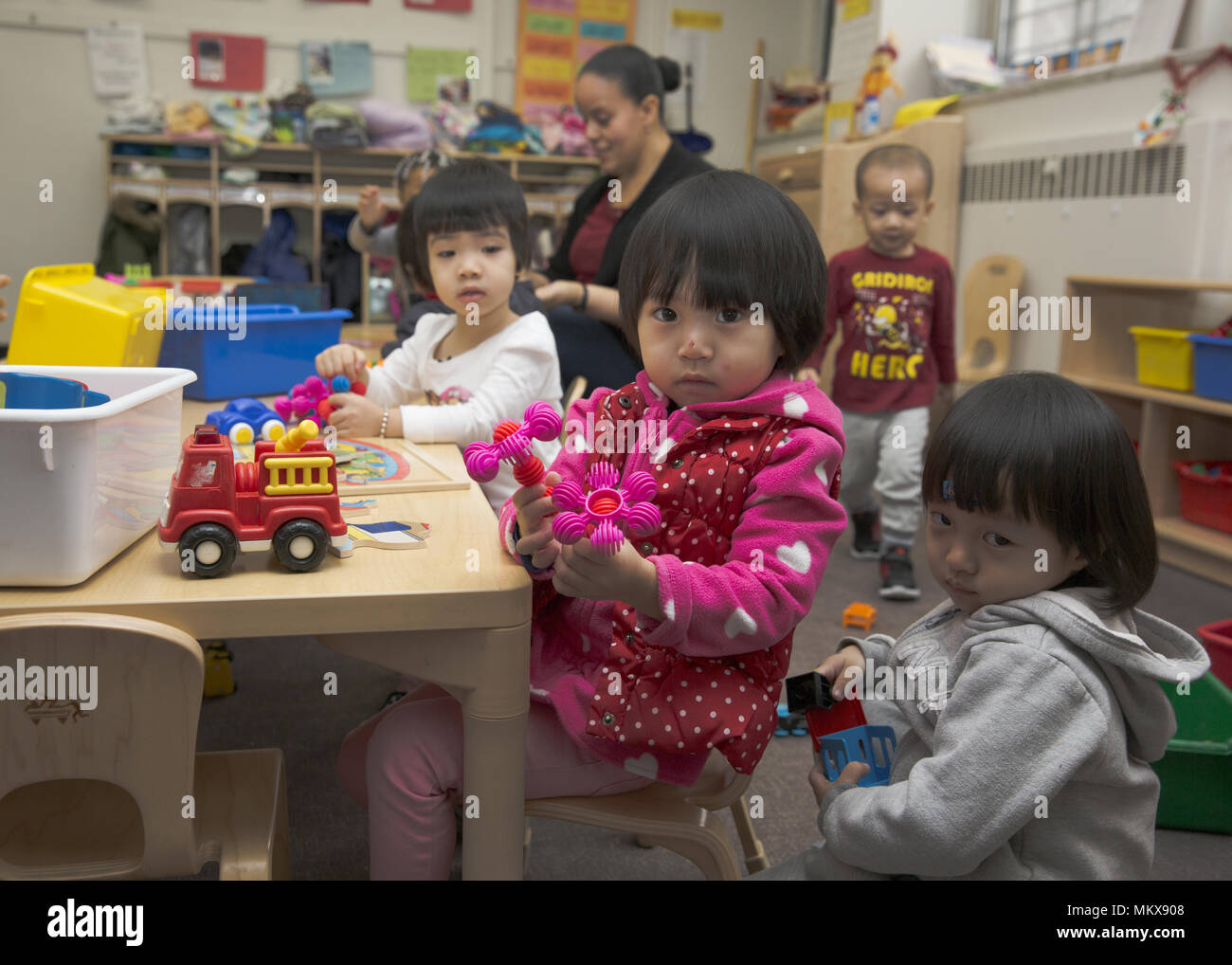 Lower East Side multi etnico scuola materna nel quartiere di Chinatown di Manhattan. Foto Stock