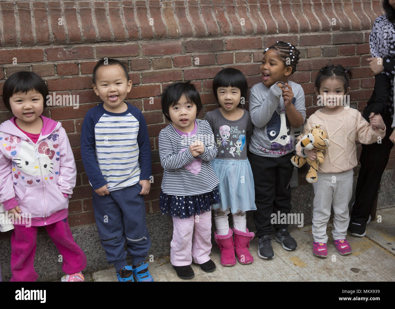 Lower East Side multi etnico scuola materna nel quartiere di Chinatown di Manhattan. Foto Stock