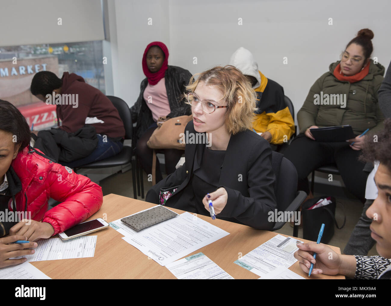 Programma speciale per gli adolescenti e i giovani adulti di imparare la cultura finanziaria completa di alta scuola GED programmi e prepararsi per lavorare nel mondo di oggi. L Foto Stock