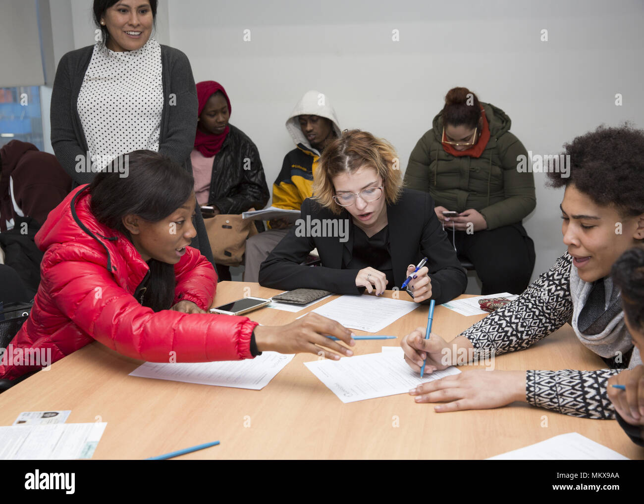 Programma speciale per gli adolescenti e i giovani adulti di imparare la cultura finanziaria completa di alta scuola GED programmi e prepararsi per lavorare nel mondo di oggi. L Foto Stock