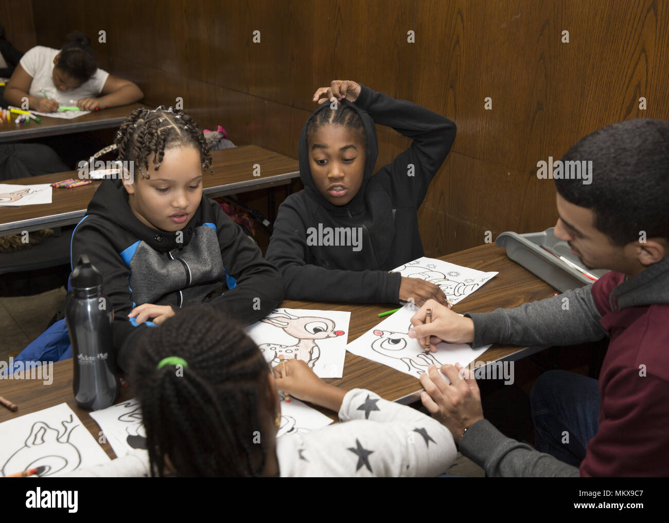 I bambini fare i compiti di scuola a un dopo la scuola un centro comunitario sul programma il Lower East Side di Manhattan, New York City. Foto Stock