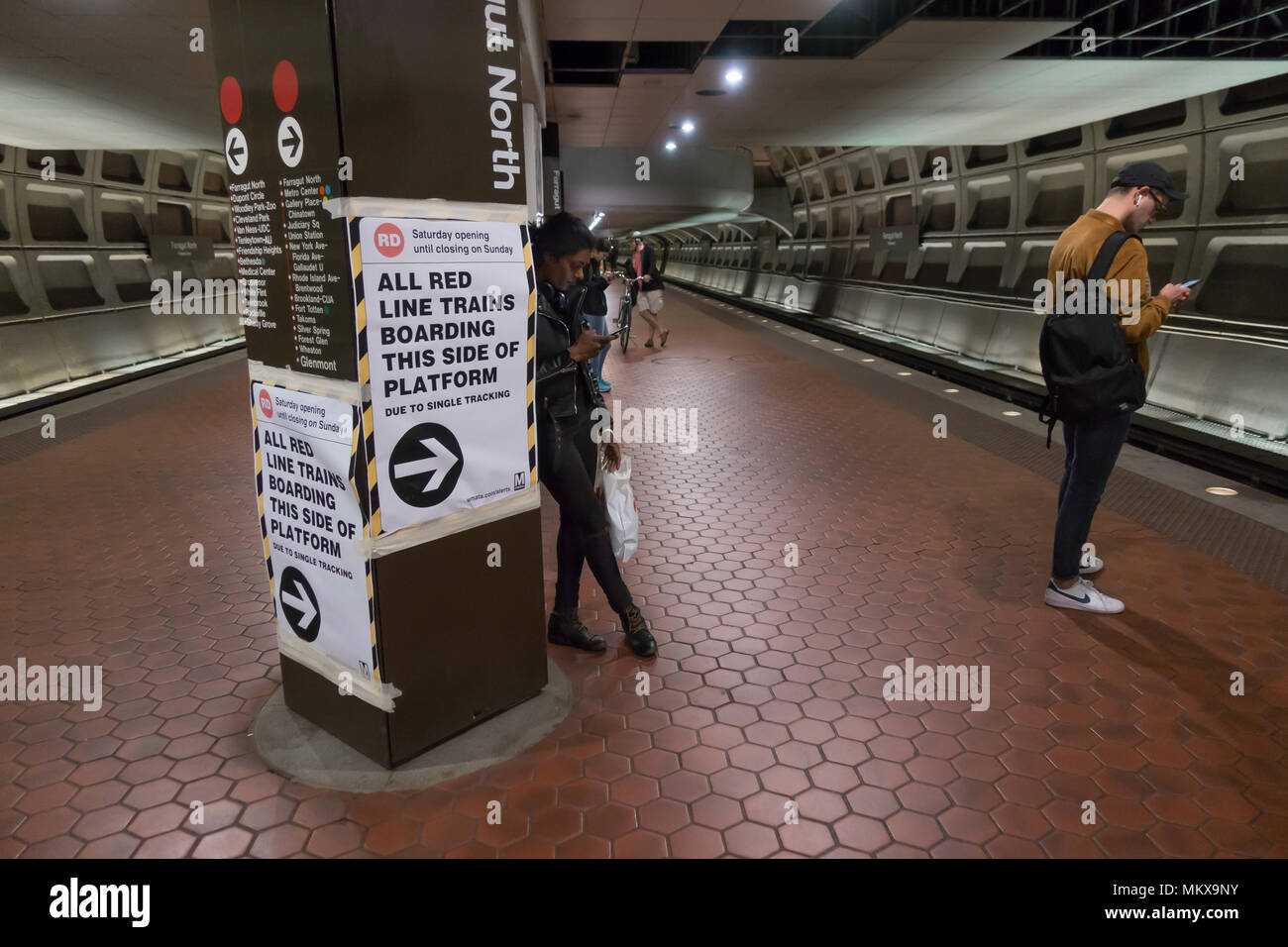 La stazione della metropolitana di Washington DC con segno che indica il singolo Tracking. Di frequente manutenzione e riparazioni causare lunghe attese per i treni e i piloti infelice. Foto Stock