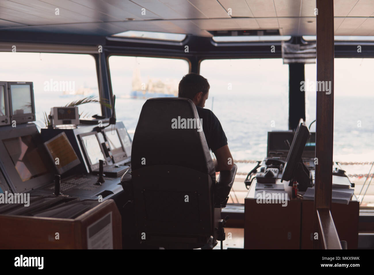 Deck ufficiale di navigazione sul ponte di navigazione. Egli guarda nella schermata Radar Foto Stock