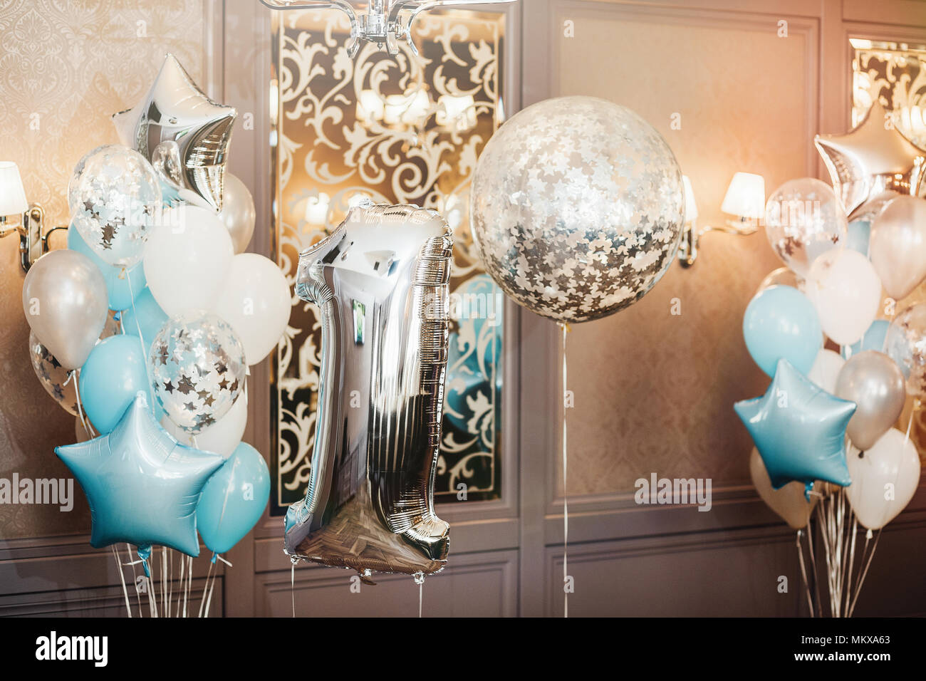 Palloncini colorati sfondo, un anno. compleanno palloncini numero uno. Concetto di vacanza Foto Stock