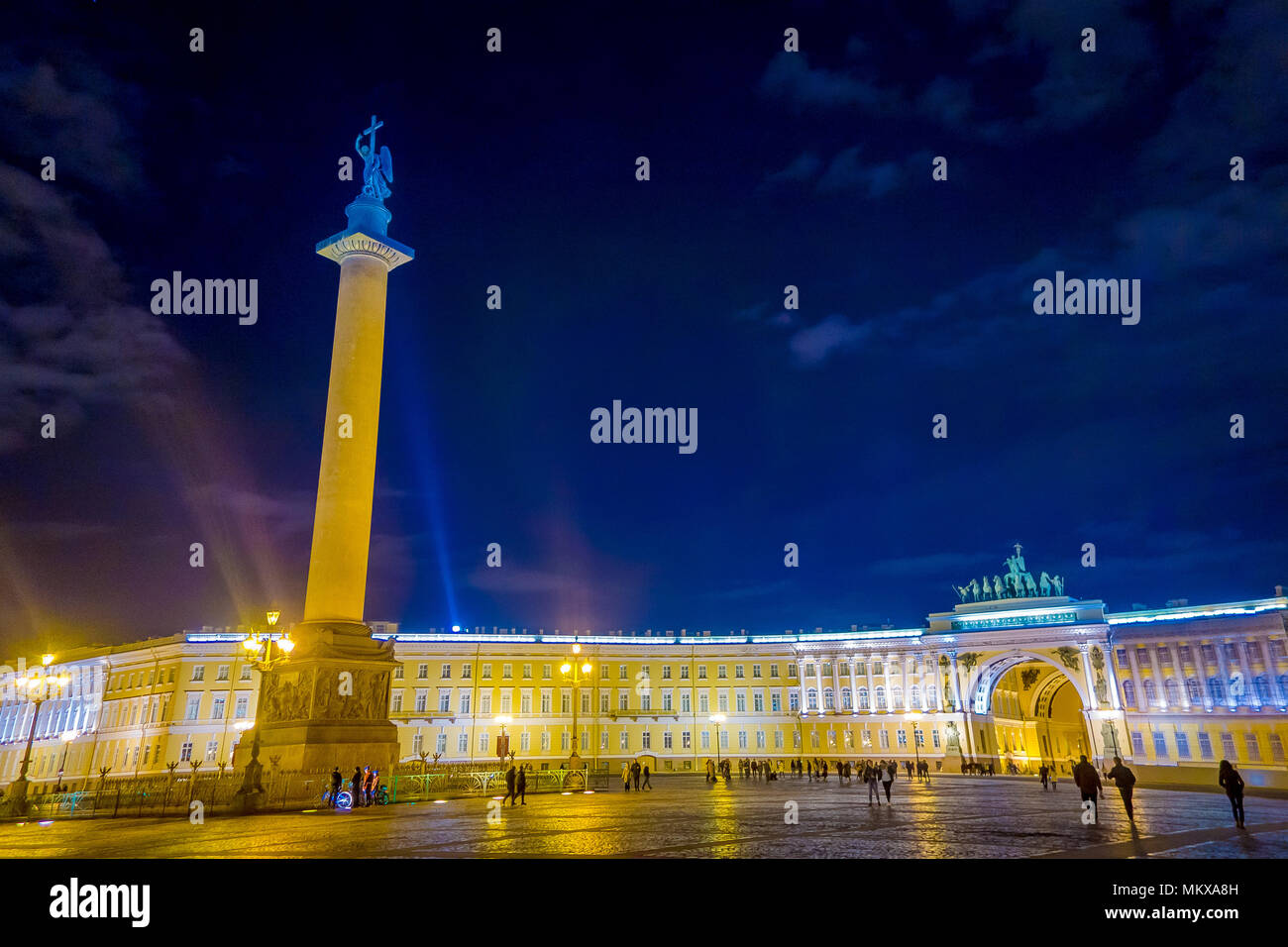 ST. Pietroburgo, Russia, 02 maggio 2018: Palazzo d'inverno e Alexander colonna sulla Piazza del Palazzo a San Pietroburgo Foto Stock