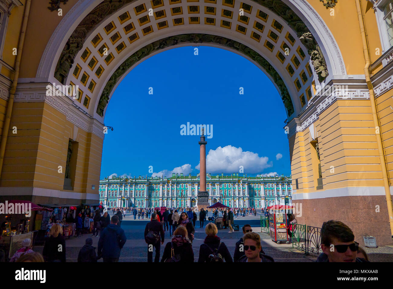 ST. Pietroburgo, Russia, 01 maggio 2018: vista della Piazza del Palazzo attraverso l Arco di General Staff Building a San Pietroburgo città con persone ejoying la vista durante una giornata di sole Foto Stock