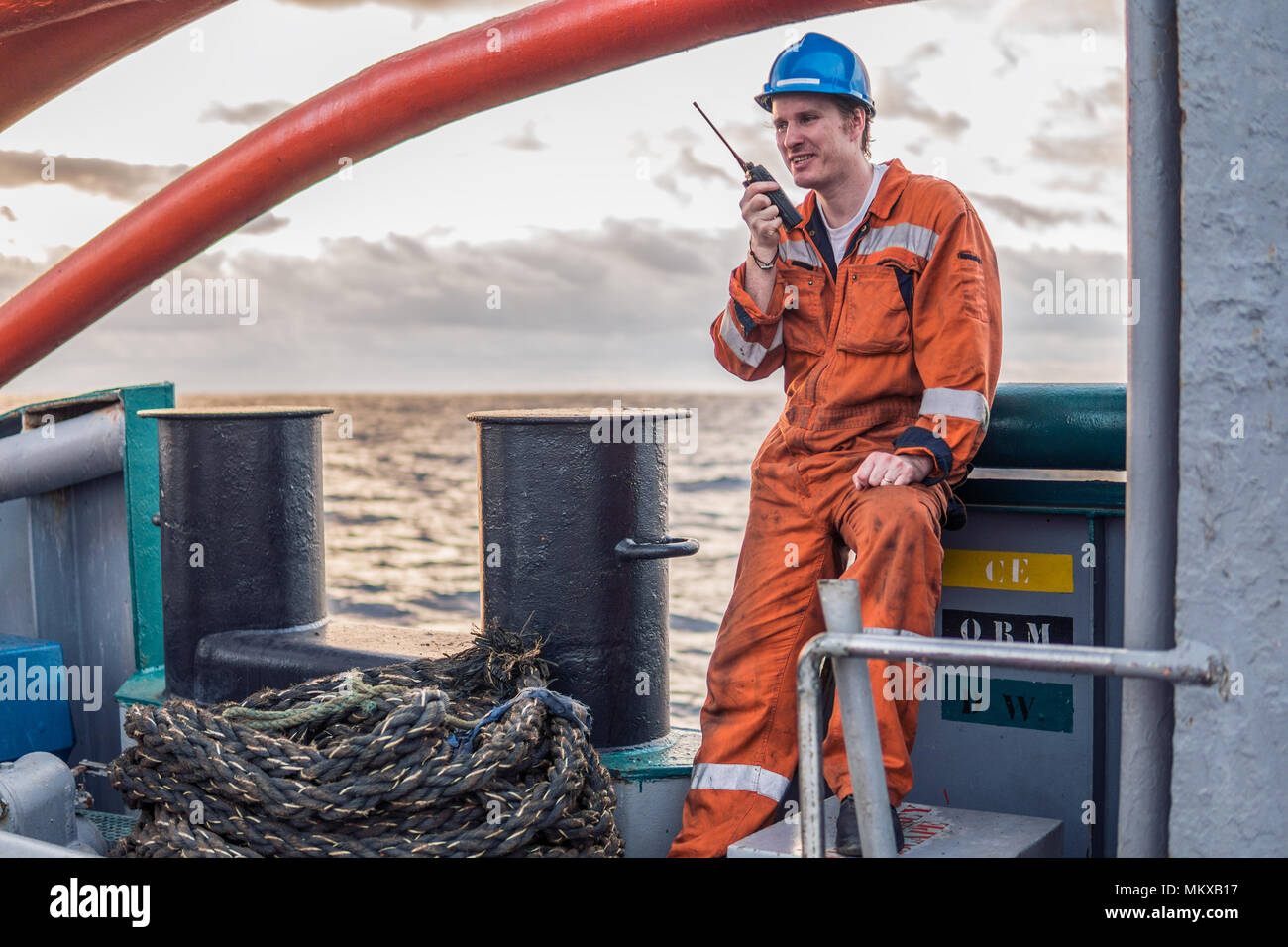 Marine ufficiale di coperta o di primo ufficiale di coperta sul ponte della  nave con una radio VHF Foto stock - Alamy