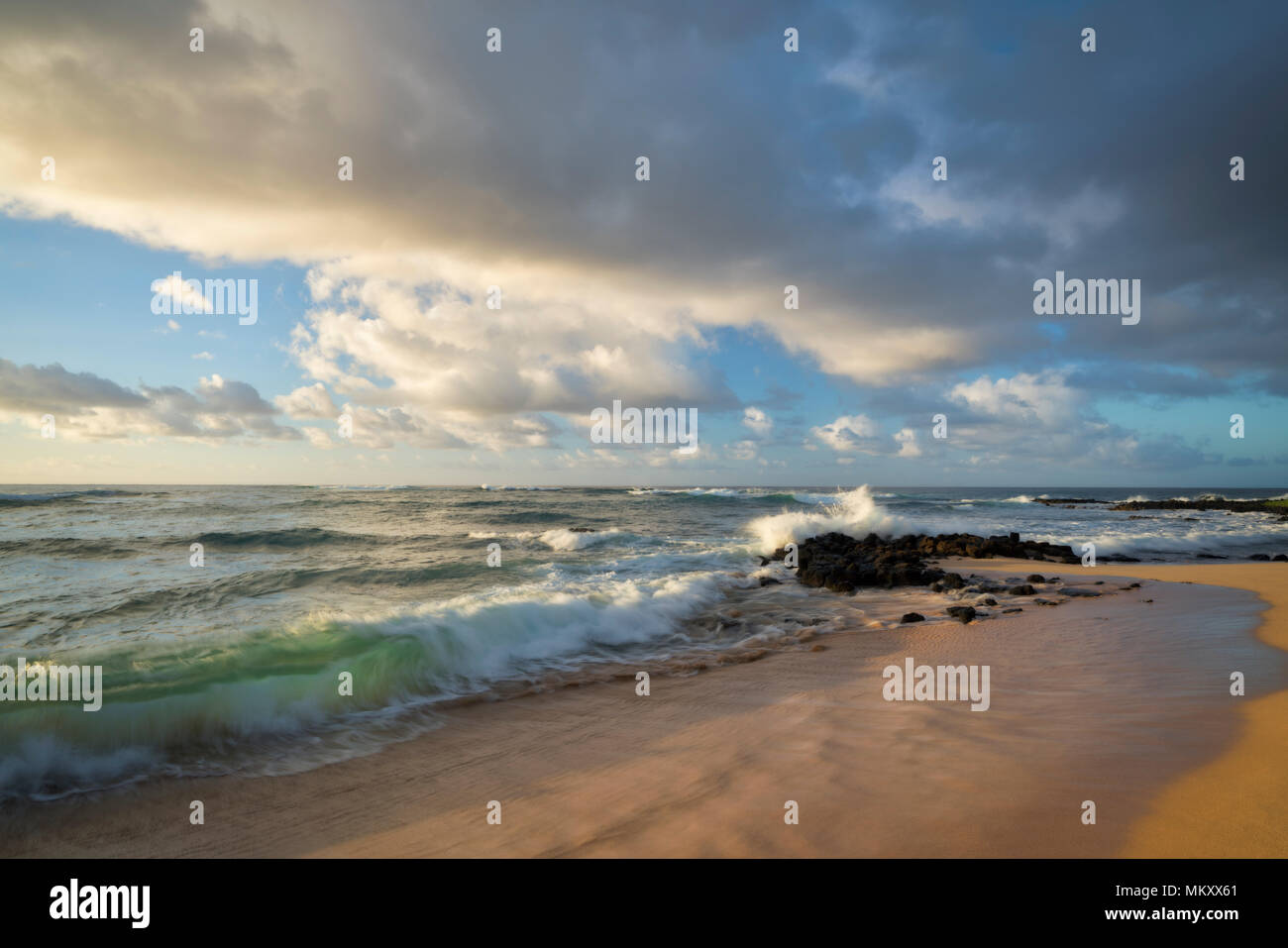 La prima luce calore presso Poipu Beach lungo la riva sud alle Hawaii dell Isola di Kauai. Foto Stock