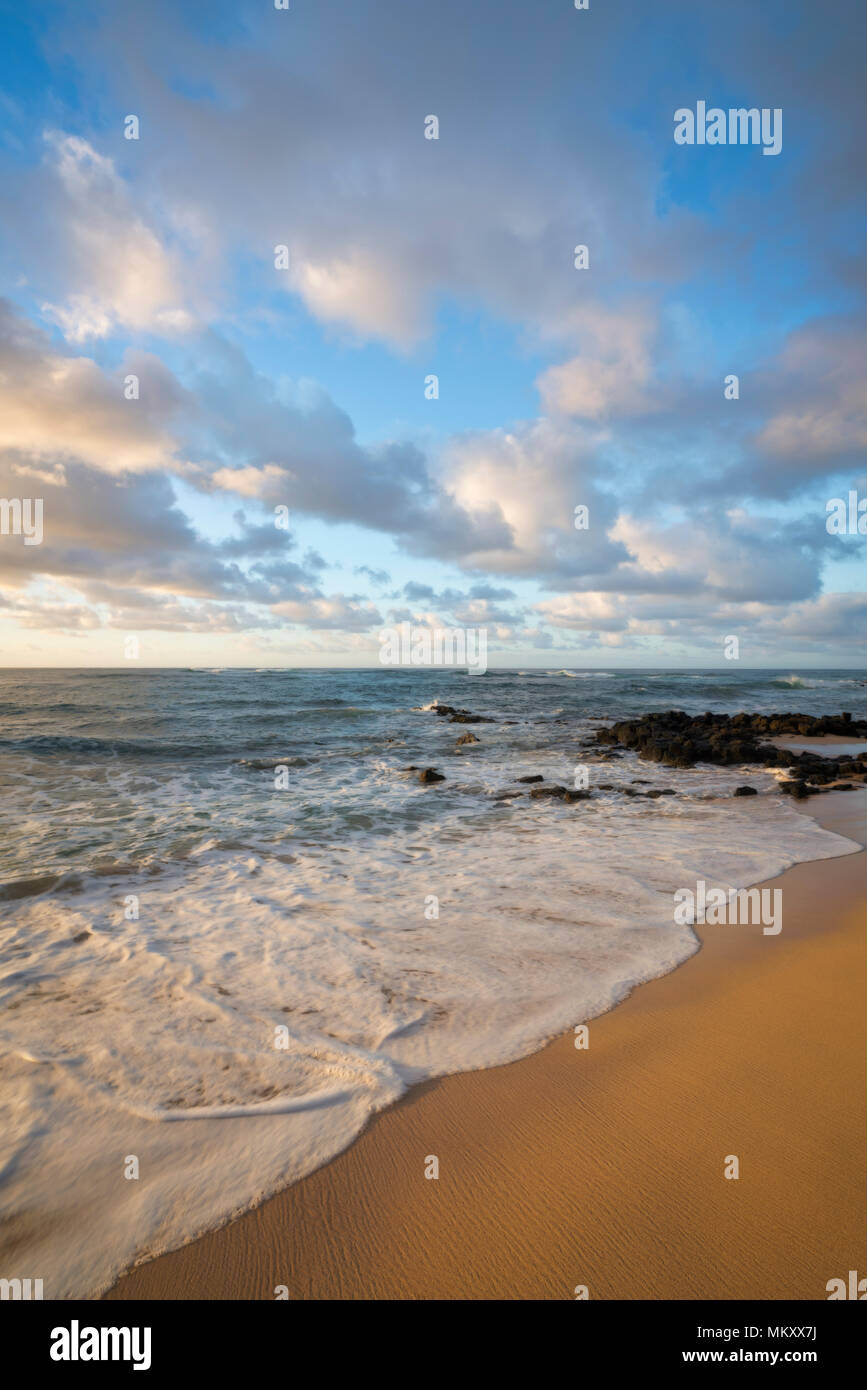 La prima luce calore presso Poipu Beach lungo la riva sud alle Hawaii dell Isola di Kauai. Foto Stock