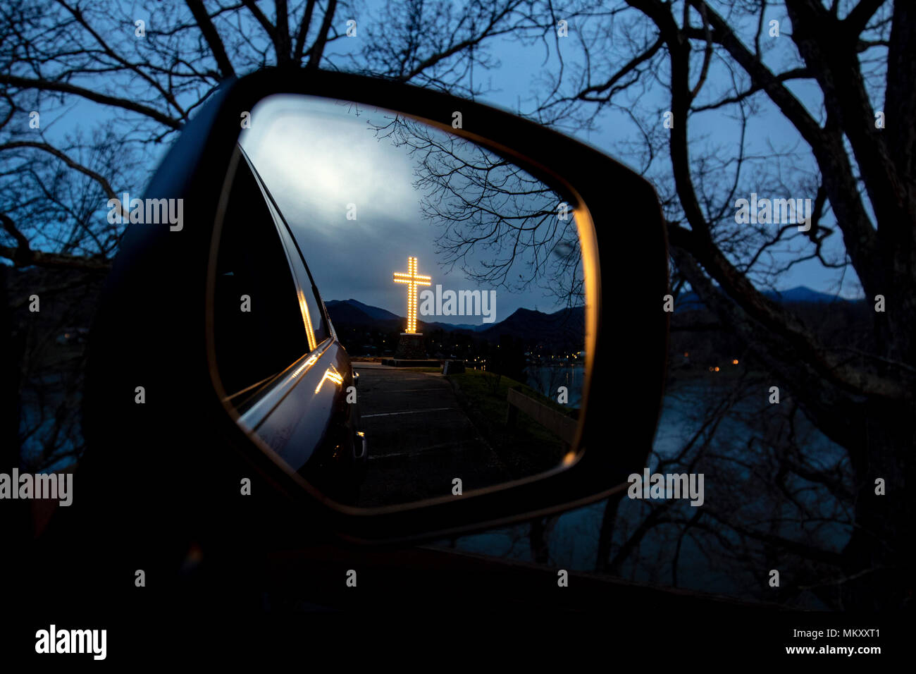 Croce Junaluska in auto specchietto retrovisore - Lago Junaluska, North Carolina, STATI UNITI D'AMERICA Foto Stock