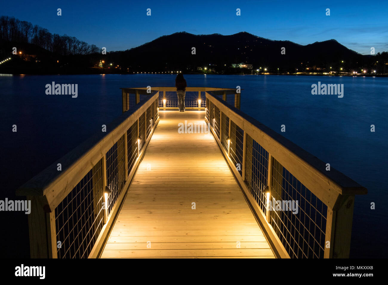 Donna in piedi sul molo di meditazione al Lago Junaluska, North Carolina, STATI UNITI D'AMERICA Foto Stock