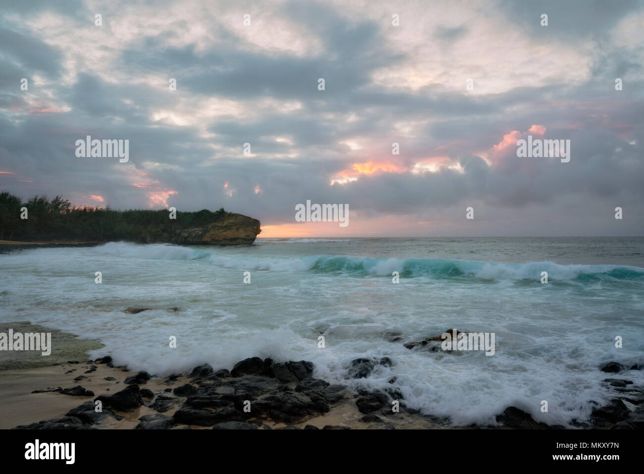 Sunrise a Shipwreck lungo la riva sud alle Hawaii dell Isola di Kauai. Foto Stock