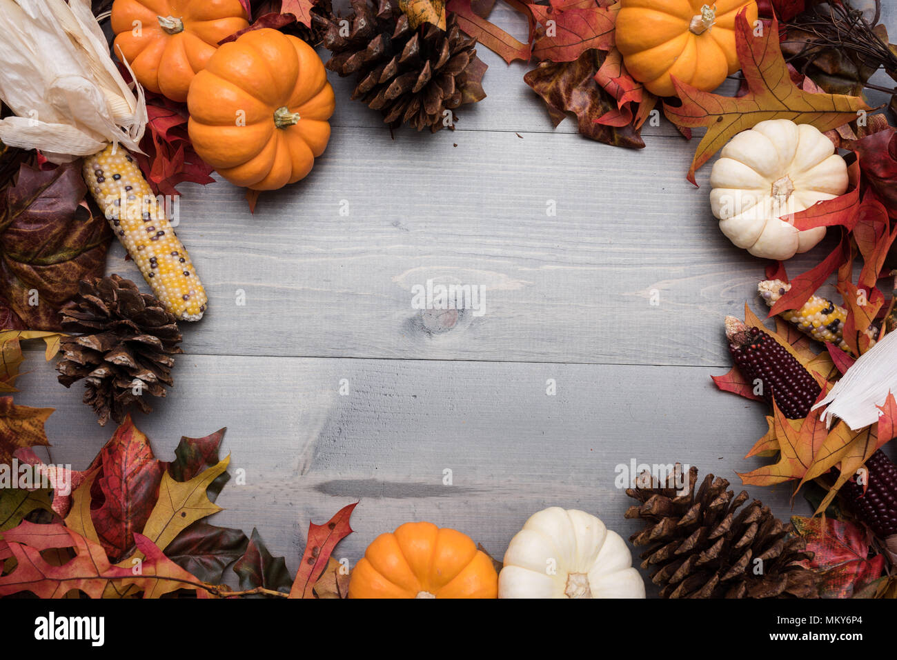 Caduta, autunno zucche, foglie e le verdure su uno sfondo di legno. Tema del ringraziamento. Foto Stock
