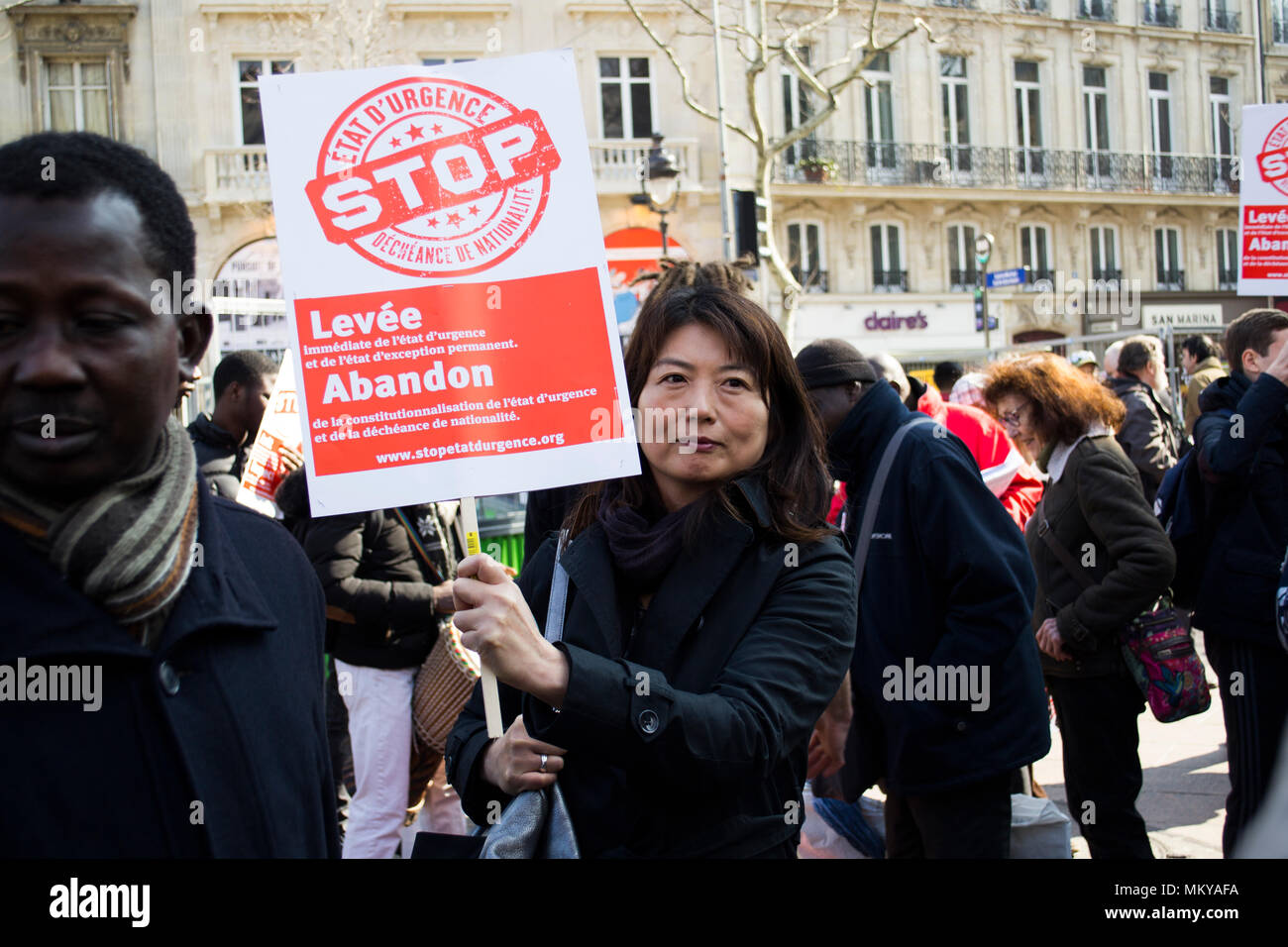 Parigi, Francia 2016. Attivisti politici e i manifestanti si riuniscono per manifestare contro lo stato di emergenza Foto Stock