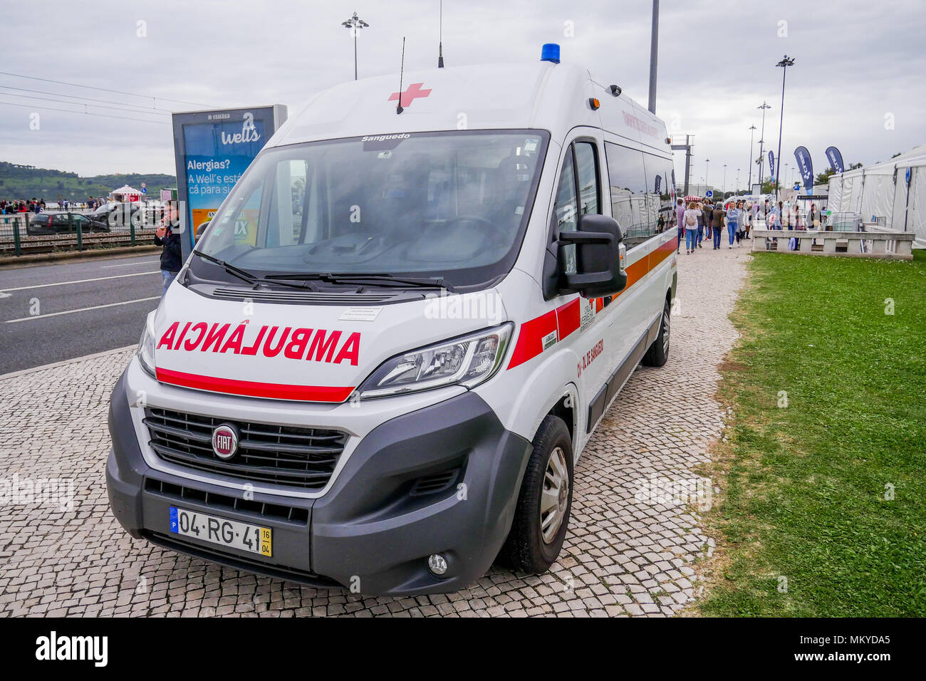 Ambulanza di emergenza, quartiere Belem, Lisbona, Portogallo Foto Stock