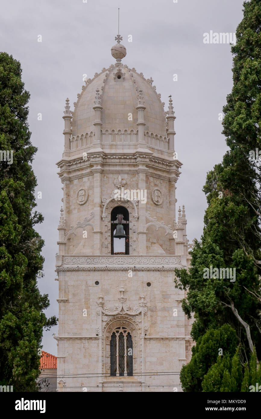 Il campanile del monastero di San Geronimo, quartiere Belem, Lisbona, Portogallo Foto Stock