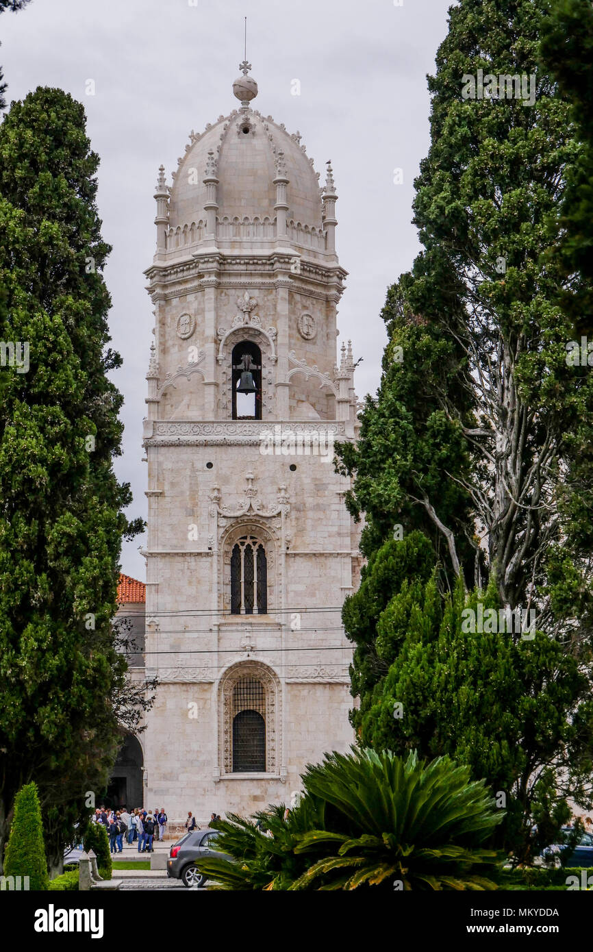 Il campanile del monastero di San Geronimo, quartiere Belem, Lisbona, Portogallo Foto Stock