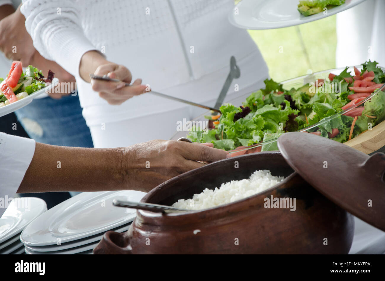 Pentole di creta con il bianco e il riso selvatico Foto Stock