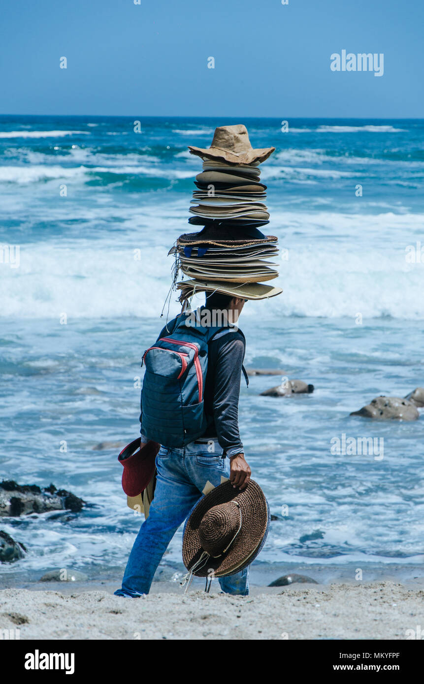 Venditore di cappelli con molti cappelli sulla sua testa Foto Stock