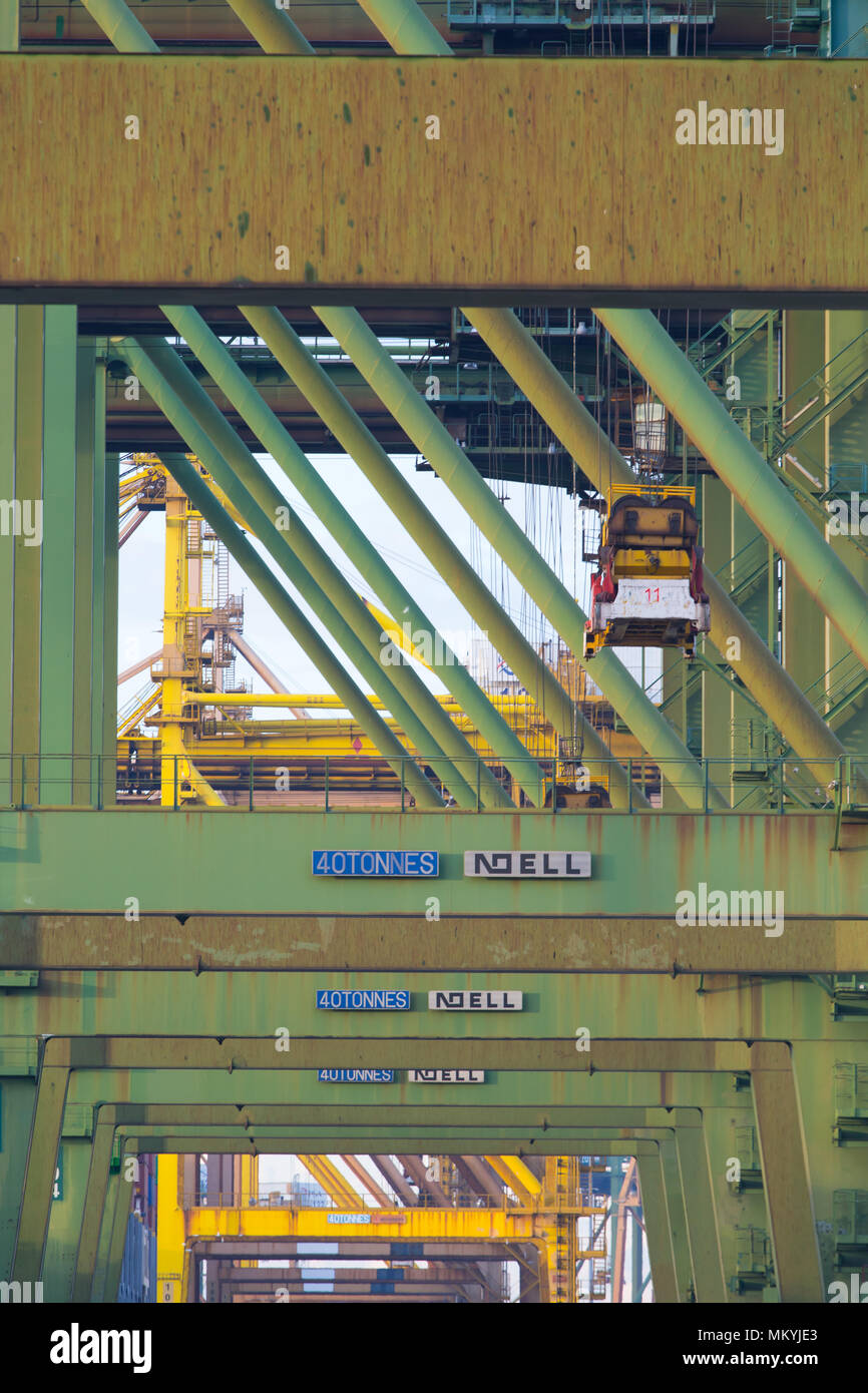 Primo piano immagine verticale della gru per container industriale in processo di sollevamento Foto Stock