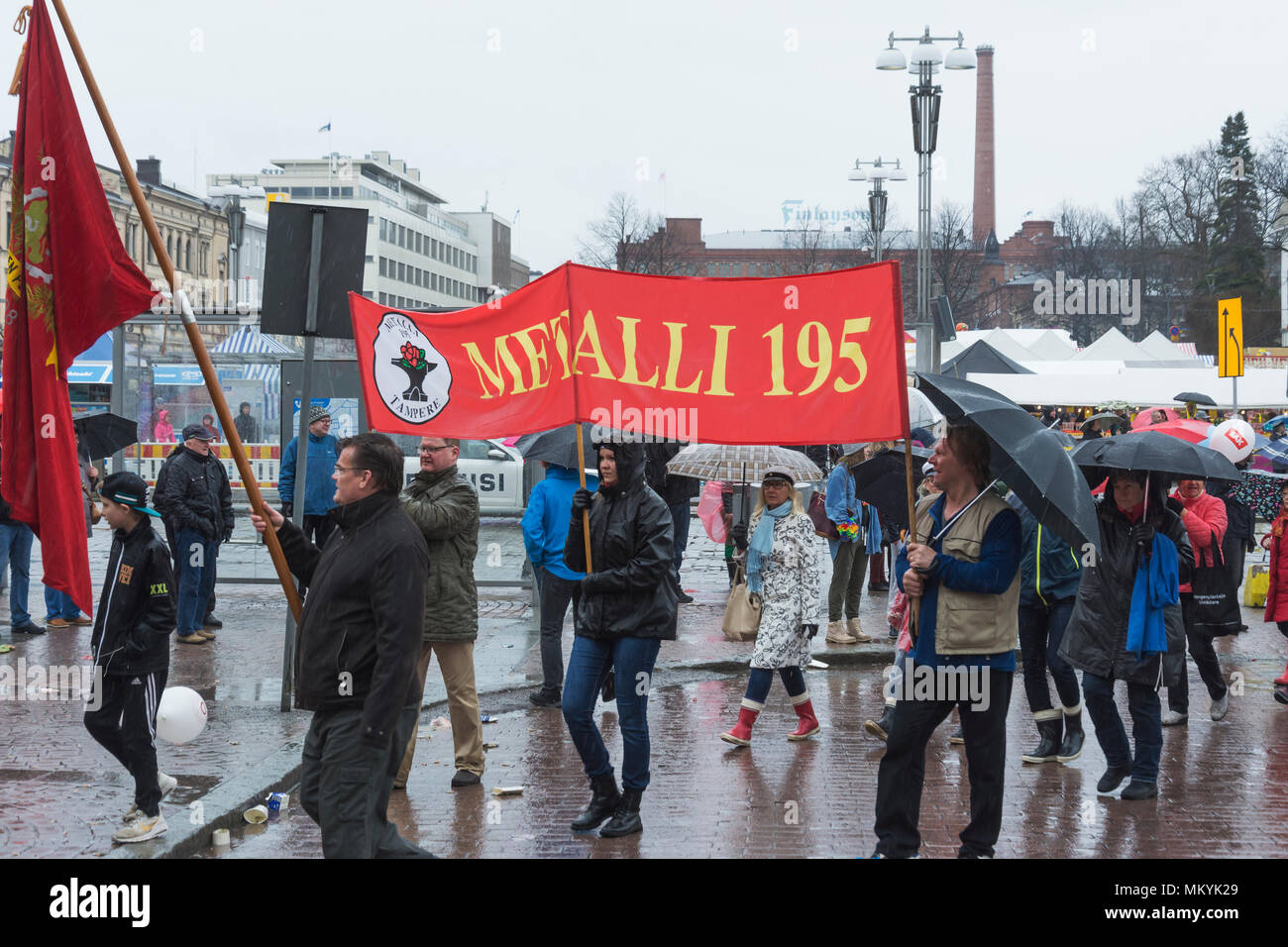 Banner´s Unione dei lavoratori rossi al 1° maggio della Processione a Tampere, Finlandia Foto Stock