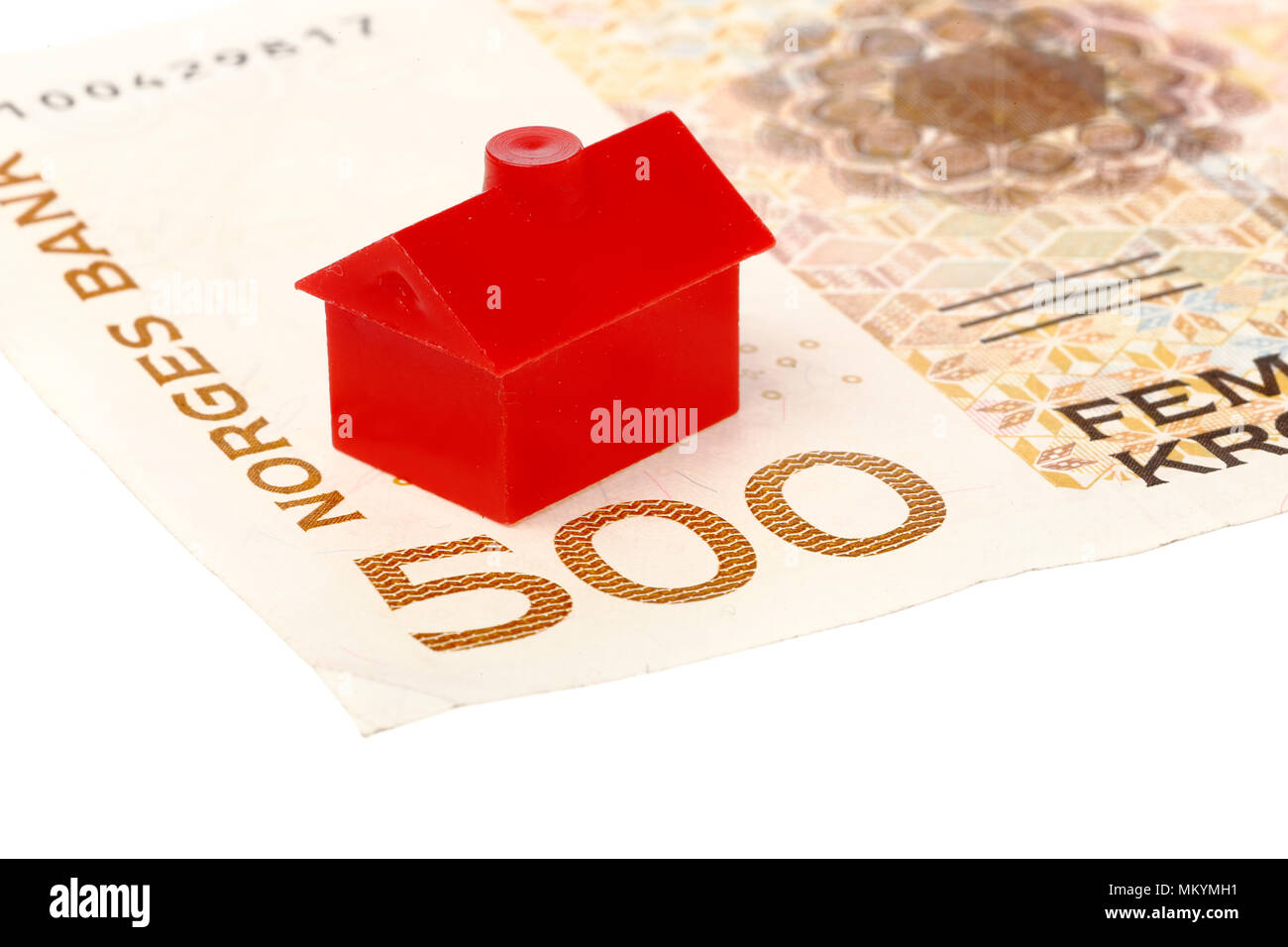 Un po' di colore rosso è un edificio situato su un Norvegese 500 kroner bill isolati su sfondo bianco. Foto Stock