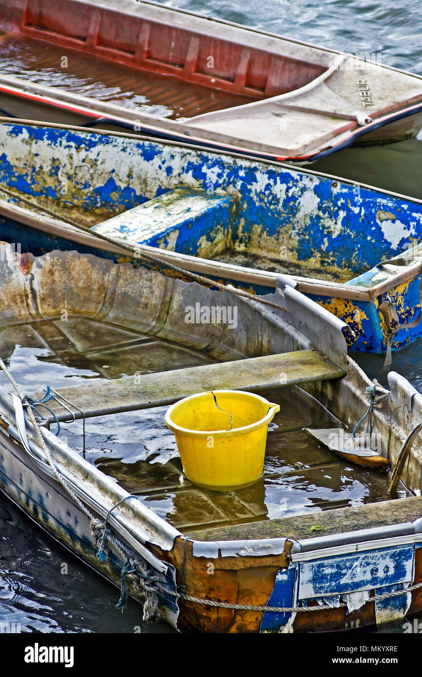 Una raccolta di piccole e trascurate le barche a remi, tutti i quali hanno visto giorni migliori! Foto Stock