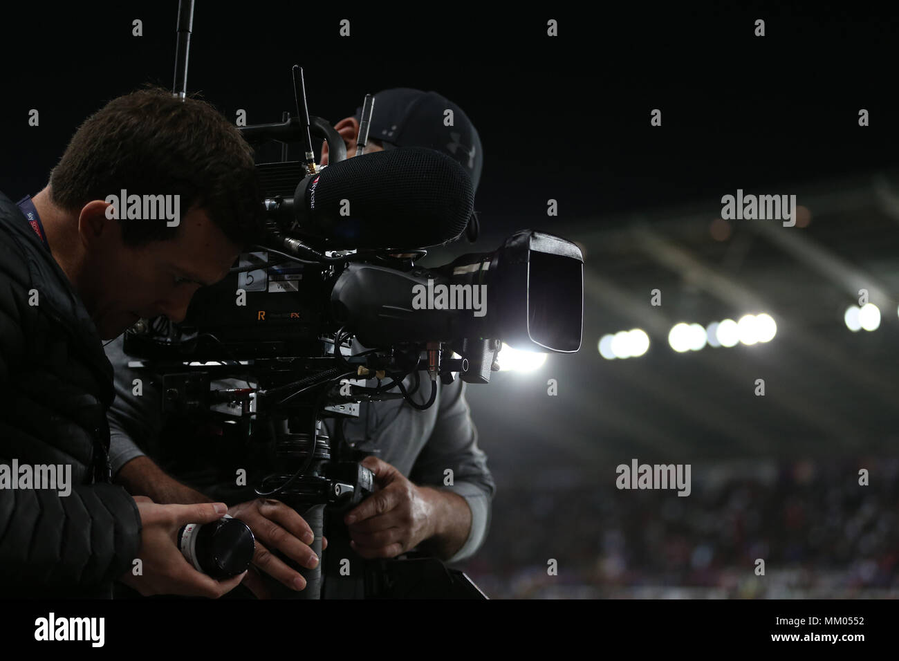 Una televisione del cielo steady cam operatore film l'azione. Premier League, Swansea City v Southampton al Liberty Stadium di Swansea, Galles del Sud martedì 8 maggio 2018. Questa immagine può essere utilizzata solo per scopi editoriali. Solo uso editoriale, è richiesta una licenza per uso commerciale. Nessun uso in scommesse, giochi o un singolo giocatore/club/league pubblicazioni. pic da Andrew Orchard/Andrew Orchard fotografia sportiva/Alamy Live news Foto Stock