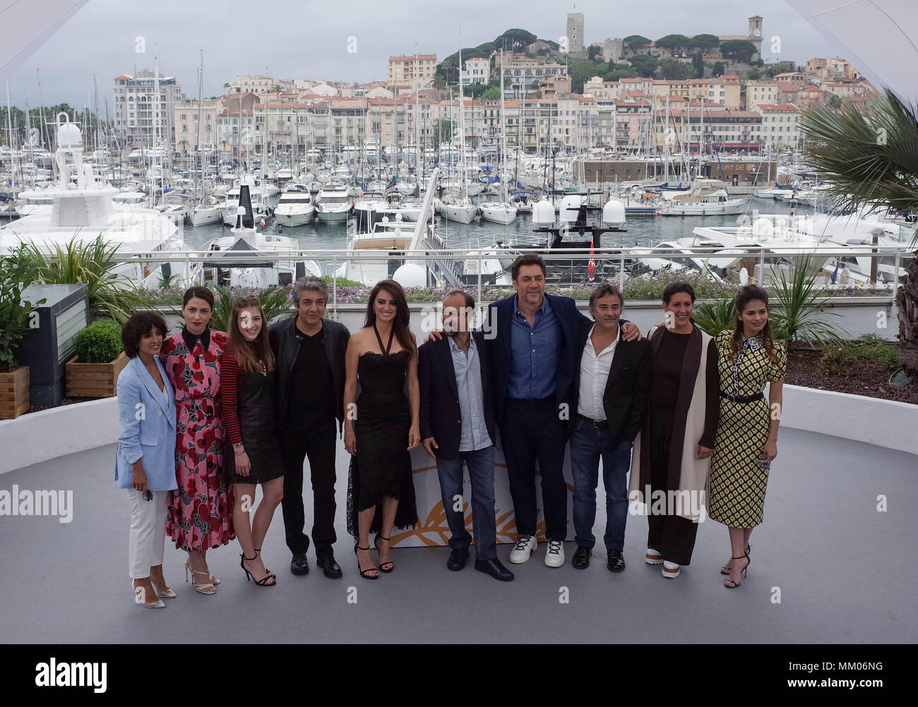 Parigi, Francia. 9 maggio 2018. Inma Cuesta, Barbara Lennie, Carla Campra, Ricardo Darin, Penelope Cruz, Asghar Farhadi, Javier Bardem, Eduard Fernandez, Elvira Minguez e Sara Salamo frequentare il " tutti conoscono' photocall durante la settantunesima Cannes film festival. Credito: Mehdi Chebil/Alamy Live News Foto Stock