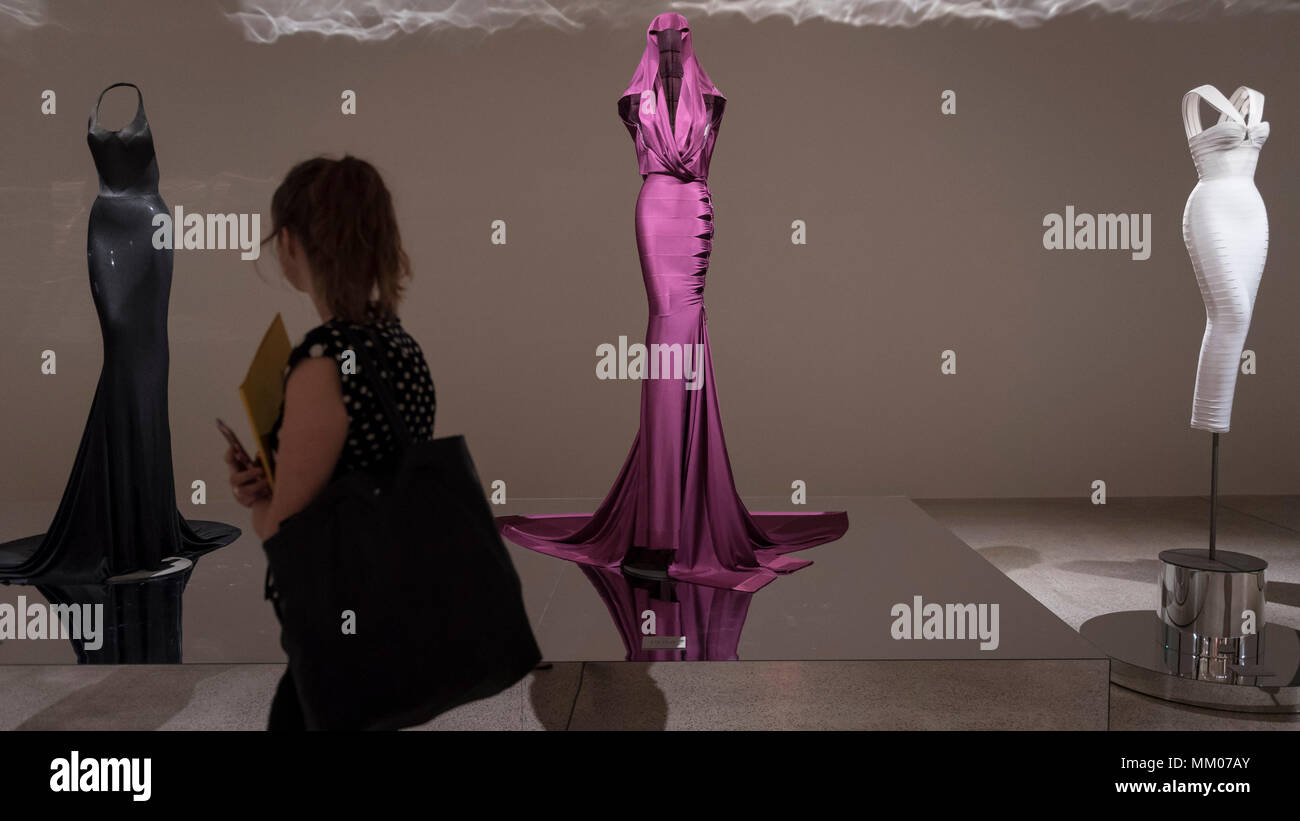 Londra, Regno Unito. Il 9 maggio 2018. Un visitatore in anteprima di 'Azzedine Alaïa: Il Couturier', il primo Regno Unito mostra di Azzedine Alaïa esaminando il lavoro di uno dei più importanti stilisti di moda nella storia. Oltre 60 rari e iconico indumenti sono sul display accanto a una serie di servizi appositamente commissionati pezzi. La mostra viene eseguito il 10 maggio e il 7 ottobre 2018 presso il Museo del Design. Credito: Stephen Chung / Alamy Live News Foto Stock