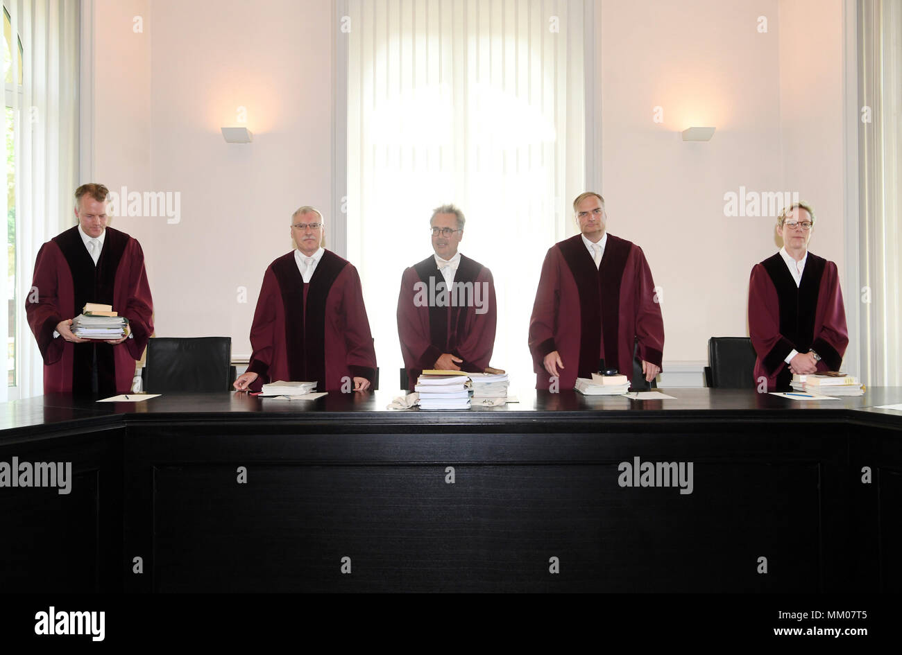 09 maggio 2018, Germania, Karlsruhe: La prima camera civile presso la Corte suprema federale (BGH), sig. Joern Feddersen (L-R), Wolfgang Schaffert, Thomas Koch (presidente), Wolfgang Kirchoff e Christiane Schmaltz, arrivano per la prova. La Corte suprema federale sta negoziando se la piattaforma di musica Youtube porta la responsabilità per violazioni di diritti di copyright dei loro utenti. Un produttore di musica è stato citato in giudizio la filiale di Google per dieci anni. Foto: Uli Deck/dpa Foto Stock