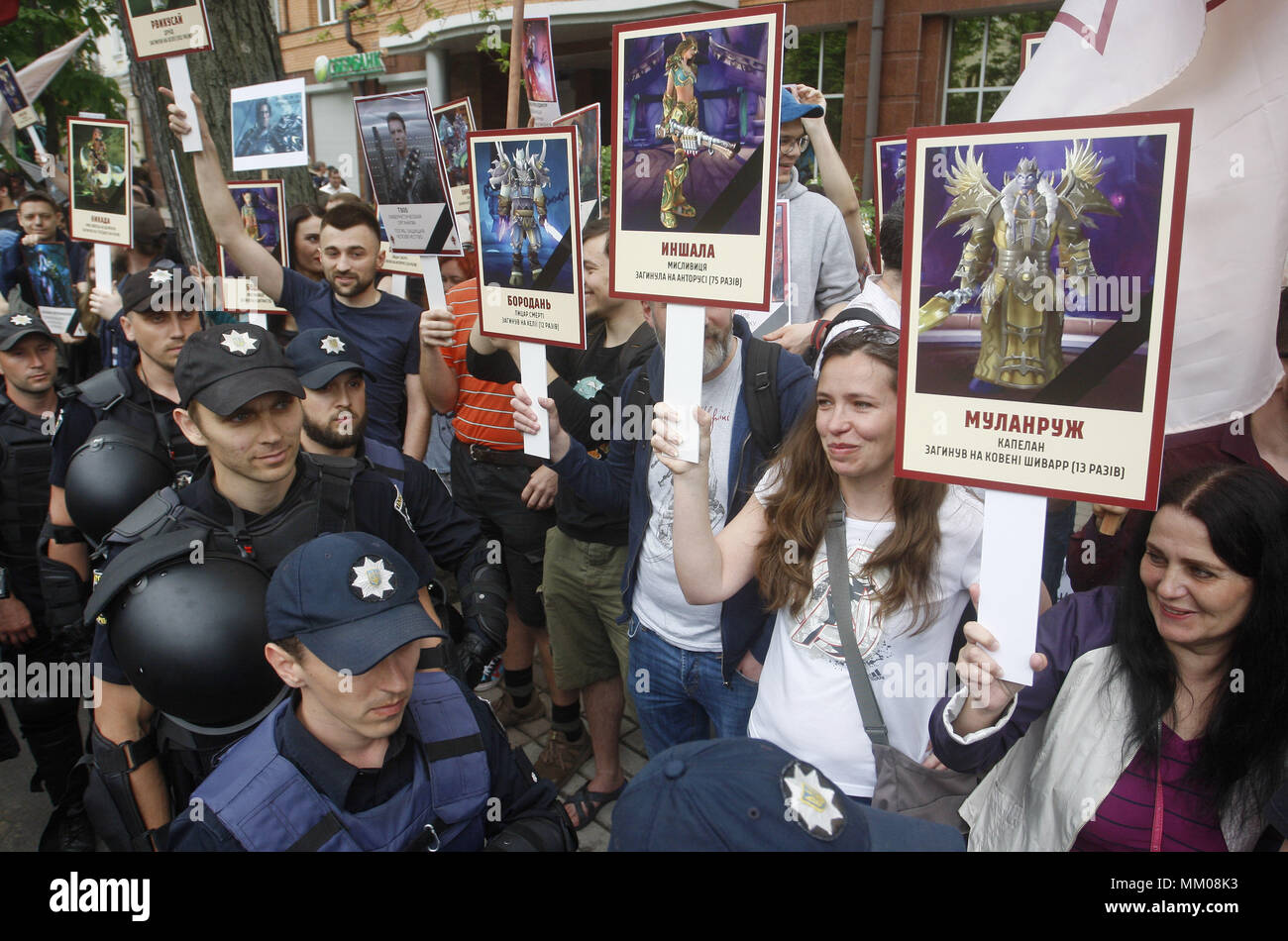 Kiev, Ucraina. 9 maggio 2018. Manifestanti ucraini tenere poster con le immagini dei personaggi di WOW (''World of Warcraft'') computer game, durante la loro protesta chiamato ''veterano wow'', contro la Giornata della vittoria festeggiamenti nei pressi della tomba del Milite Ignoto a Kiev, Ucraina, 09 maggio 2018. Popolo di ex URSS Paesi si celebra il 73º anniversario della vittoria sulla Germania Nazista durante la Seconda Guerra Mondiale. Credito: Serg Glovny/ZUMA filo/Alamy Live News Foto Stock