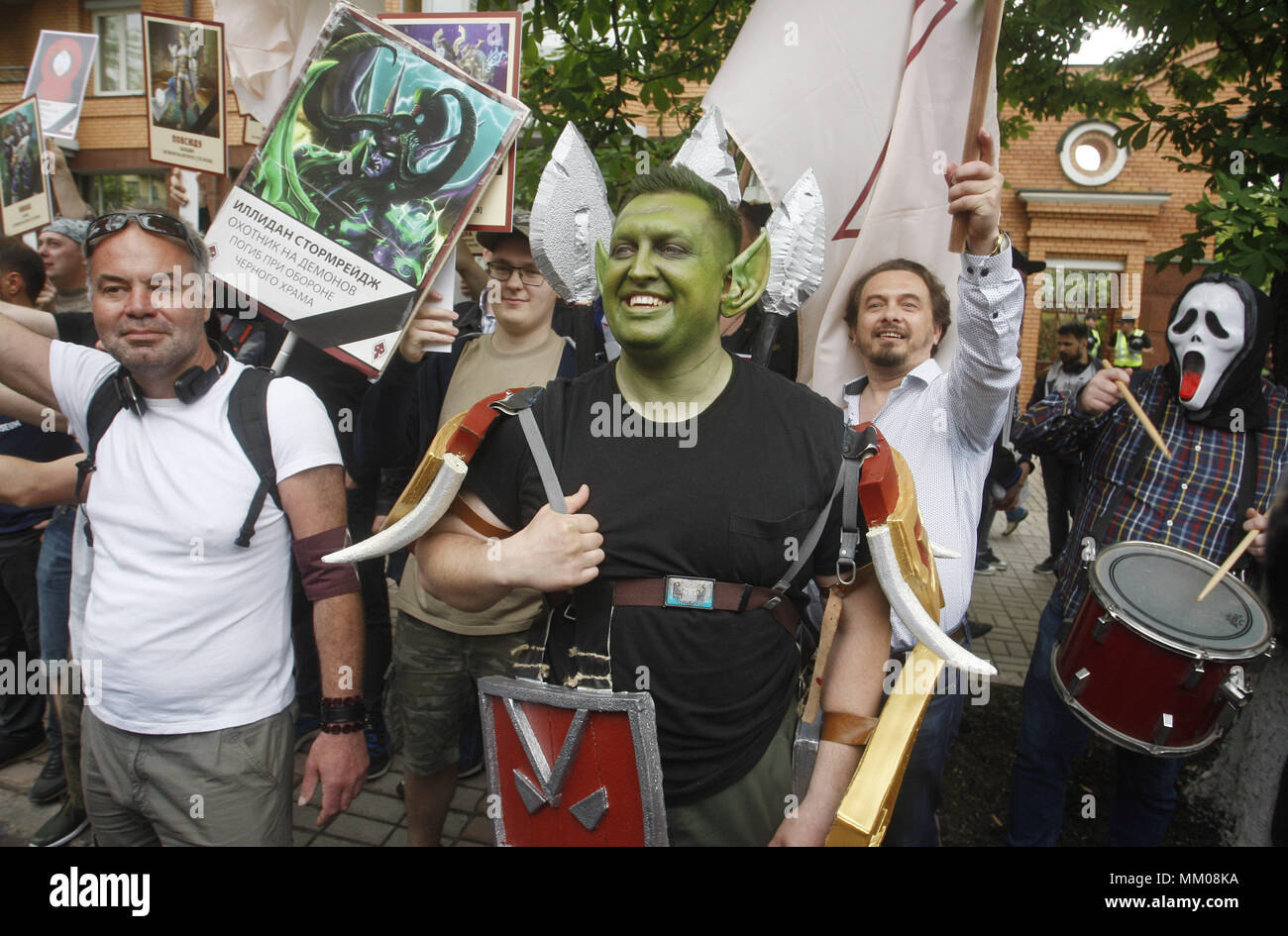 Kiev, Ucraina. 9 maggio 2018. Manifestanti ucraini tenere poster con le immagini dei personaggi di WOW (''World of Warcraft'') computer game, durante la loro protesta chiamato ''veterano wow'', contro la Giornata della vittoria festeggiamenti nei pressi della tomba del Milite Ignoto a Kiev, Ucraina, 09 maggio 2018. Popolo di ex URSS Paesi si celebra il 73º anniversario della vittoria sulla Germania Nazista durante la Seconda Guerra Mondiale. Credito: Serg Glovny/ZUMA filo/Alamy Live News Foto Stock