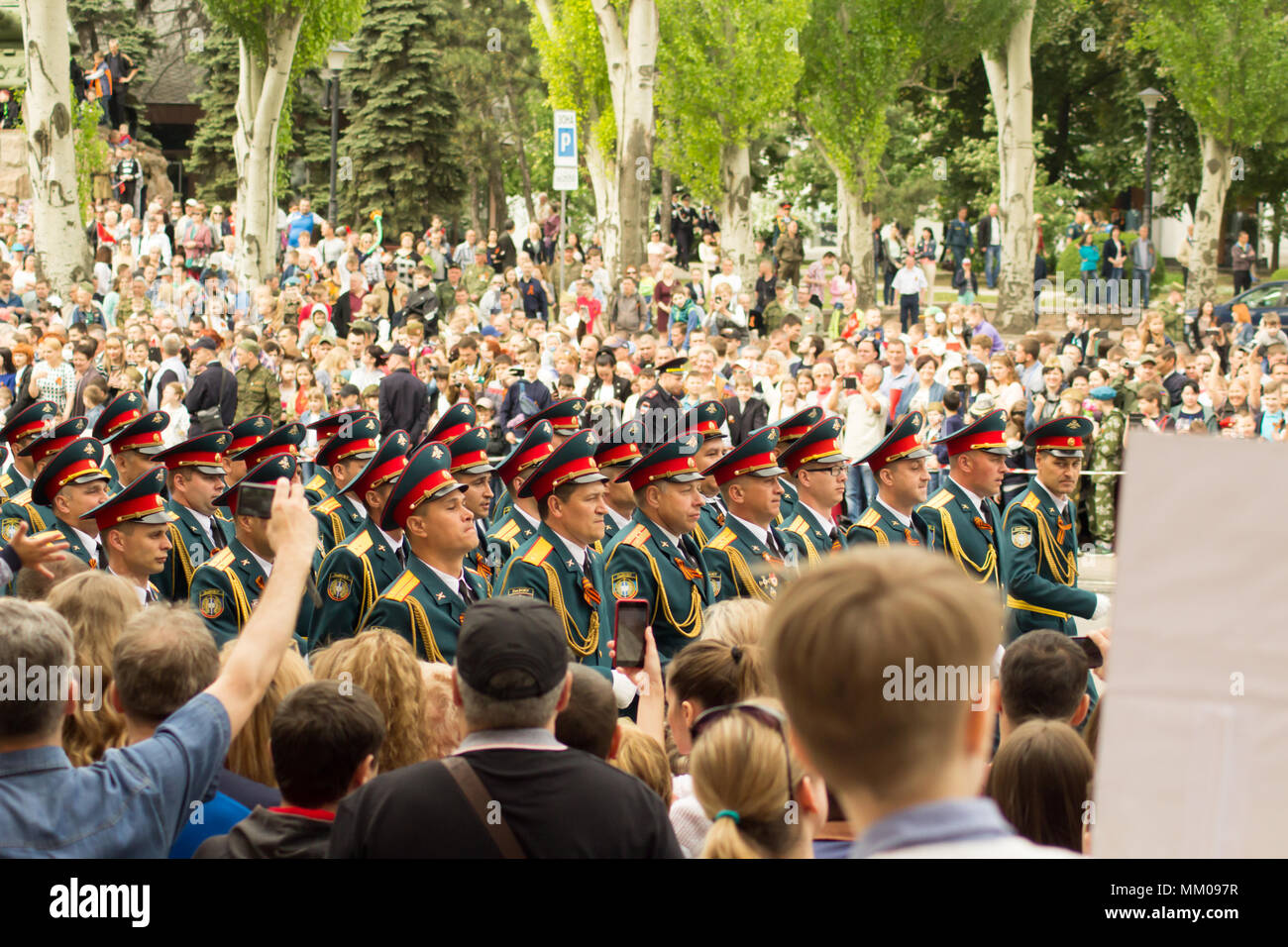 DONETSK, Donetsk persone Repubblica. 9 maggio 2018: un sovietico anti-pistola ad aria via con artiglieri sulla strada principale del Donetsk città durante la vittoria parata del giorno.DONETSK, Donetsk persone Repubblica. 9 maggio 2018: Fanti in marzo sulla strada principale del Donetsk città durante la vittoria parata del giorno. Credito: un147/Alamy Live News Foto Stock