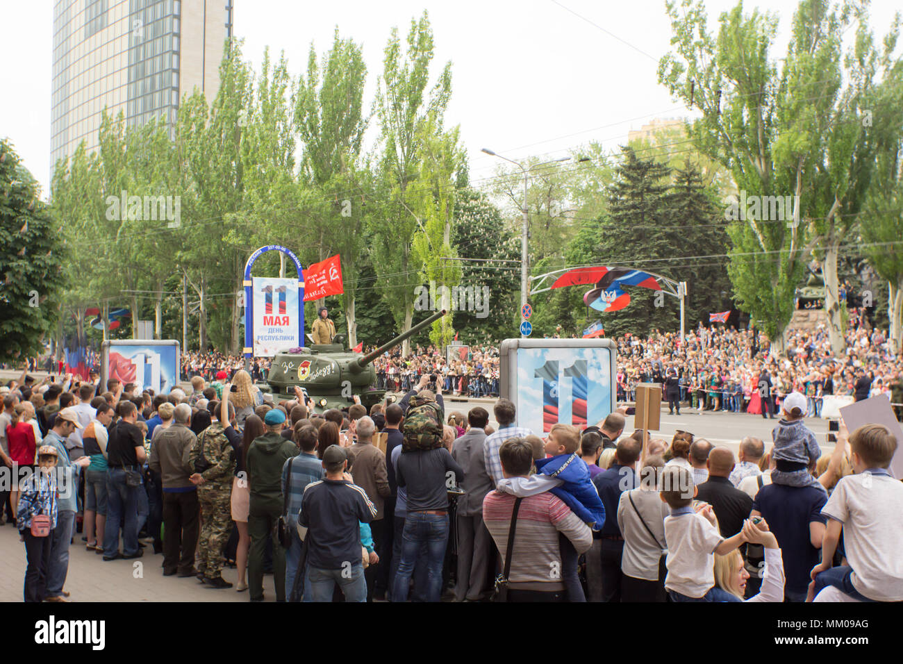 DONETSK, Donetsk persone Repubblica. 9 maggio 2018: un sovietico anti-pistola ad aria via con artiglieri sulla strada principale del Donetsk città durante la vittoria parata del giorno.DONETSK, Donetsk persone Repubblica. 9 maggio 2018: leggendario sovietica WW2 serbatoio T-34-85 sulla strada principale del Donetsk città durante la vittoria parata del giorno. Credito: un147/Alamy Live News Foto Stock