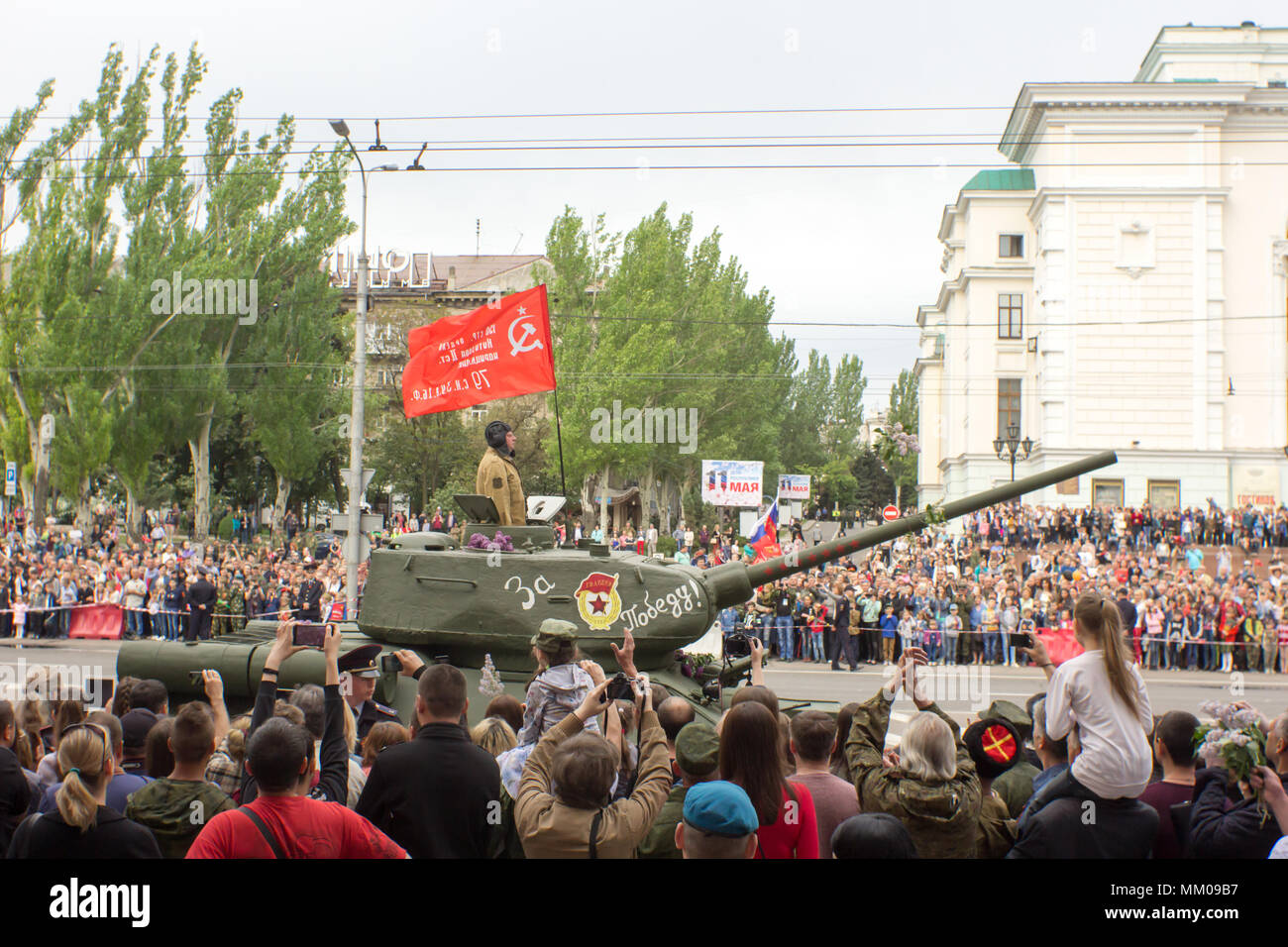 DONETSK, Donetsk persone Repubblica. 9 maggio 2018: un sovietico anti-pistola ad aria via con artiglieri sulla strada principale del Donetsk città durante la vittoria parata del giorno.DONETSK, Donetsk persone Repubblica. 9 maggio 2018: leggendario sovietica WW2 serbatoio T-34-85 sulla strada principale del Donetsk città durante la vittoria parata del giorno. Credito: un147/Alamy Live News Foto Stock