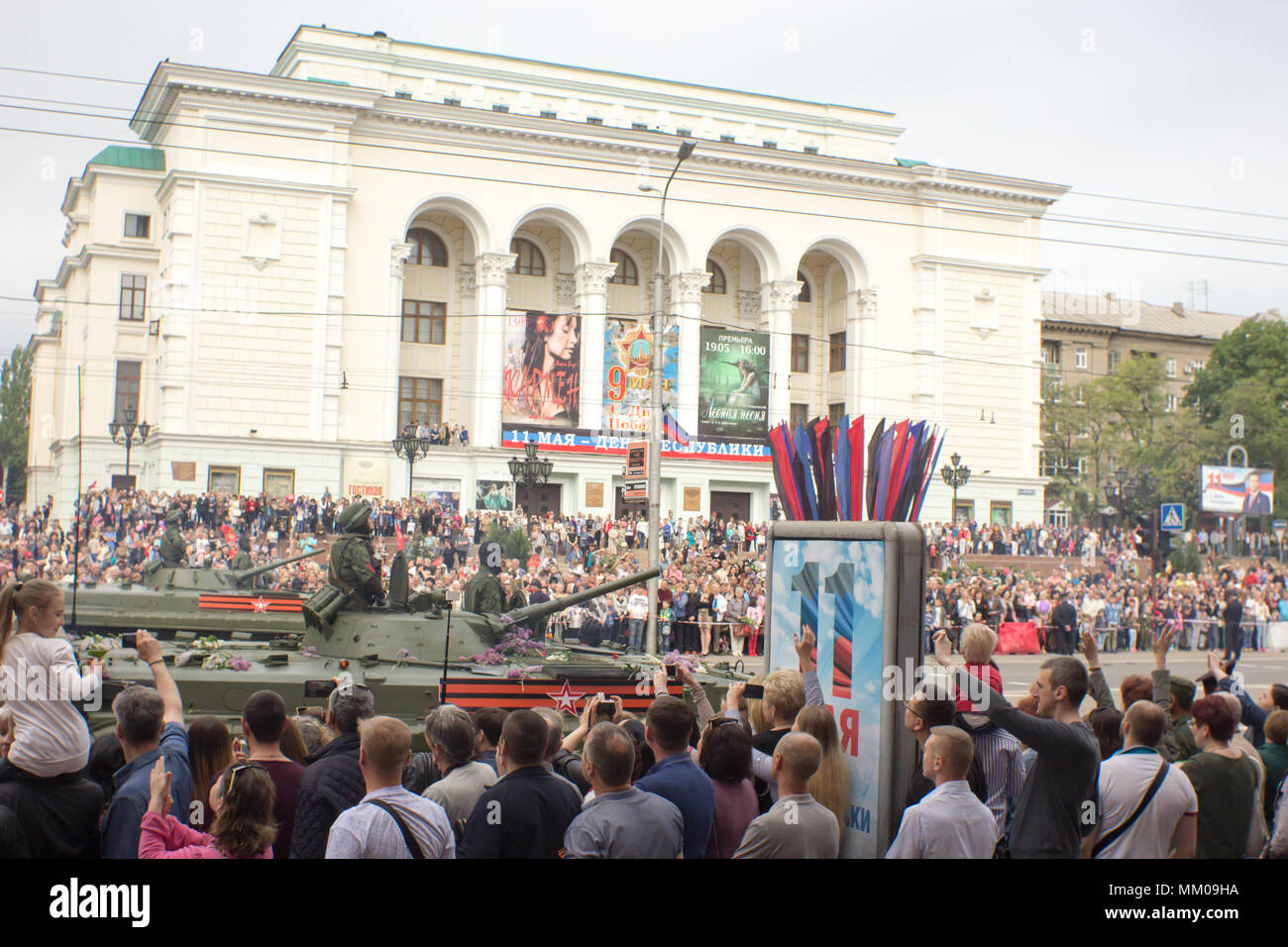 DONETSK, Donetsk persone Repubblica. 9 maggio 2018: un sovietico anti-pistola ad aria via con artiglieri sulla strada principale del Donetsk città durante la vittoria parata del giorno.DONETSK, Donetsk persone Repubblica. 9 maggio 2018: un sovietico fanteria corazzata sostenere la macchina sulla strada principale del Donetsk città durante la vittoria parata del giorno. Credito: un147/Alamy Live News Foto Stock