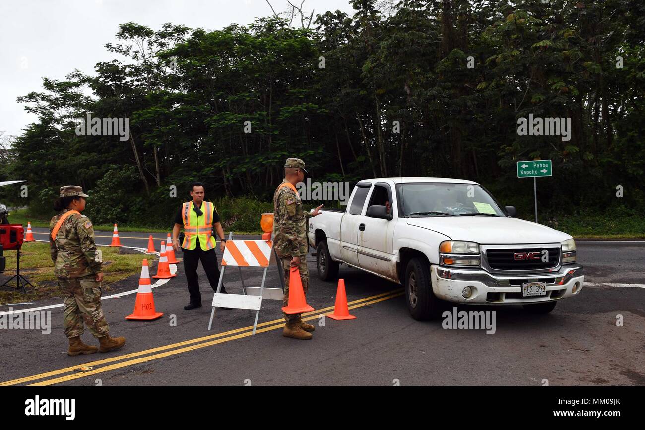 (180509) -- PAHOA, 9 maggio 2018 (Xinhua) -- soldati dell esercito Hawaii National Guard e poliziotti di controllare il funzionamento di un veicolo su strada a Leilani Estate in Pahoa, Hawaii, gli Stati Uniti il 8 maggio 2018. L eruzione del vulcano Kilauea ha causato 36 strutture distrutte e centinaia di persone evacuate. Ci sono 14 lava-e-gas producendo fessure Leilani Estates, dopo i due nuovi formati martedì. (Xinhua/Tao Xiyi) (zjl) Foto Stock