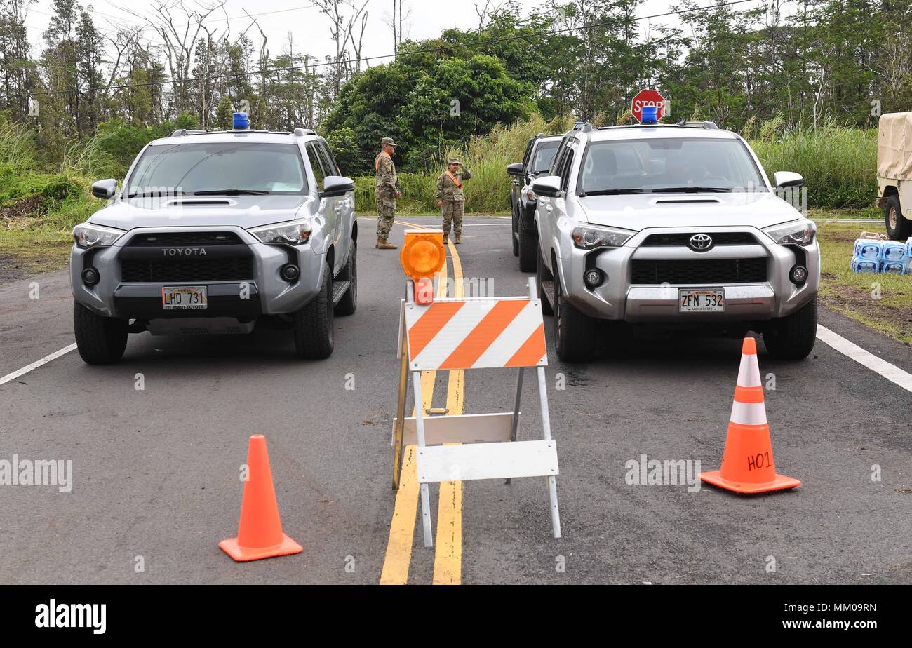 (180509) -- PAHOA, 9 maggio 2018 (Xinhua) -- soldati dell esercito Hawaii National Guard per bloccare la strada a Leilani Estate in Pahoa, Hawaii, gli Stati Uniti il 8 maggio 2018. L eruzione del vulcano Kilauea ha causato 36 strutture distrutte e centinaia di persone evacuate. Ci sono 14 lava-e-gas producendo fessure Leilani Estates, dopo i due nuovi formati martedì. (Xinhua/Tao Xiyi) (zjl) Foto Stock