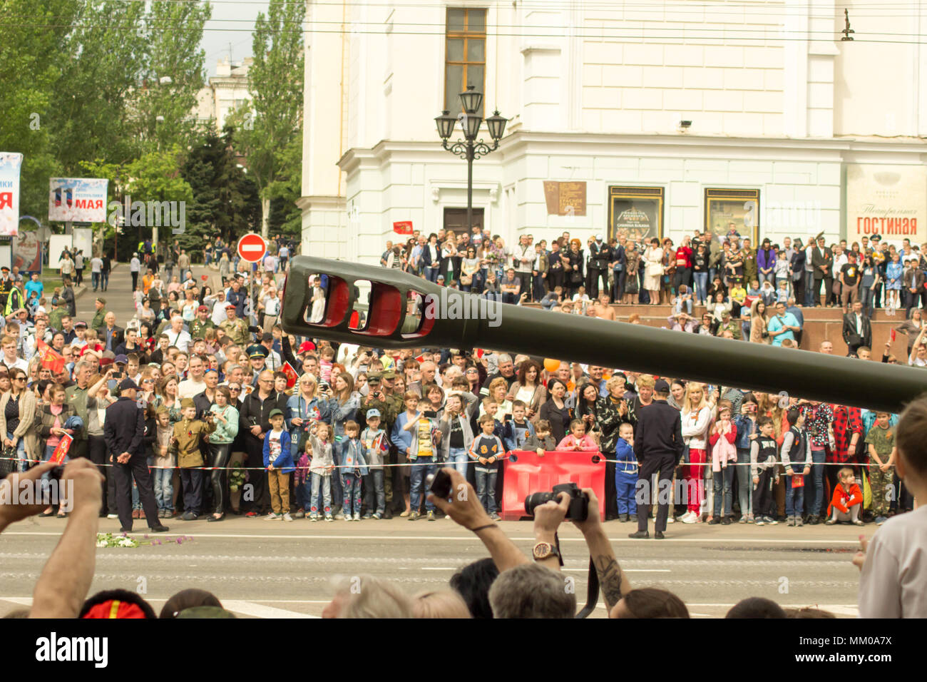 DONETSK, Donetsk persone Repubblica. 9 maggio 2018: un sovietico anti-pistola ad aria via con artiglieri sulla strada principale del Donetsk città durante la vittoria parata del giorno.DONETSK, Donetsk persone Repubblica. 9 maggio 2018: sovietica cannoni di artiglieria con tracce sulla strada principale del Donetsk città durante la vittoria parata del giorno. Credito: un147/Alamy Live News Foto Stock