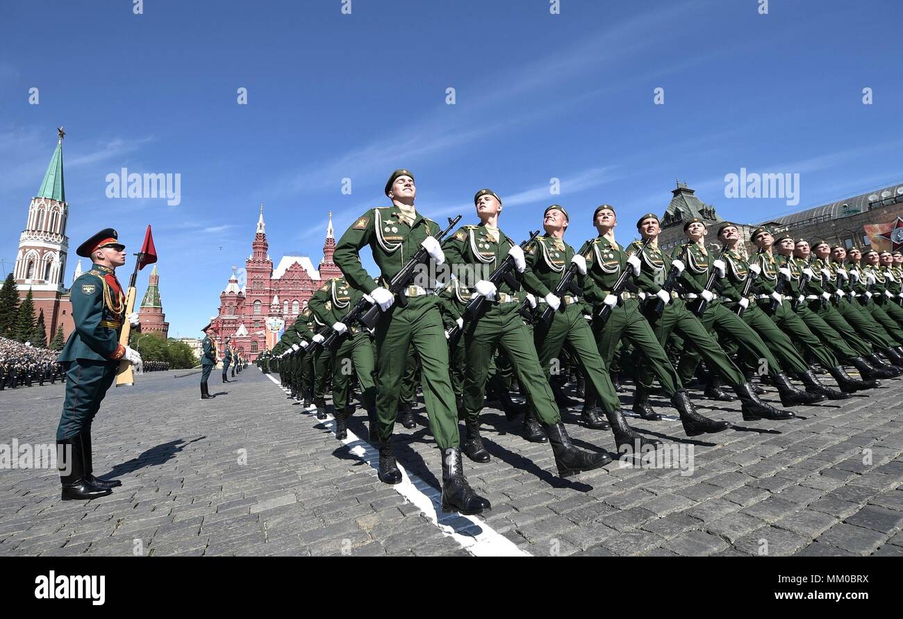Mosca, Russia. Il 9 maggio 2018. Le truppe russe passano la revisione stand durante la parata militare sul 73rd la Giornata della vittoria che segna la fine della II Guerra Mondiale in Piazza Rossa Maggio 9, 2018 a Mosca, in Russia. (Presidenza russa via Planetpix) Credito: Planetpix/Alamy Live News Foto Stock