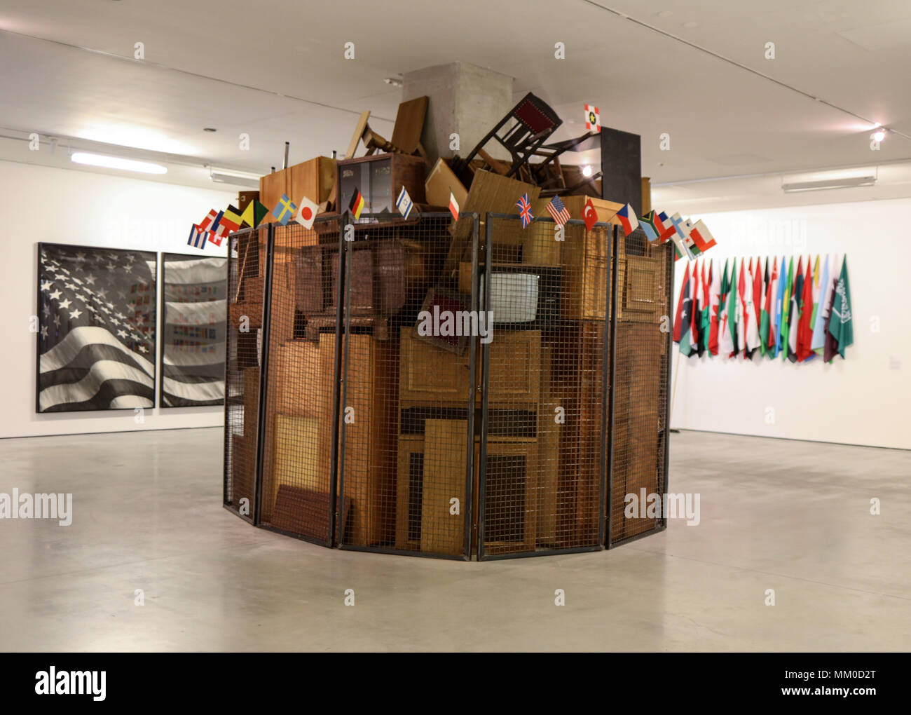 A Cracovia, Polonia - 8 Maggio 2018: Mostra patria in Arte presso Mocak di Cracovia. Installazione d arte da Jaroslaw Kozlowski - un Mondo Unito, la versione totalitario Credito: Wieslaw Jarek/Alamy Live News Foto Stock