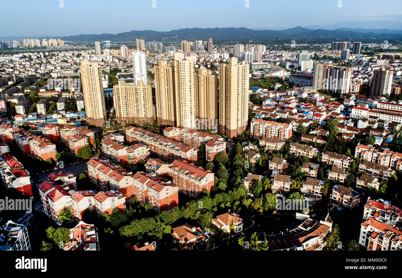 (180509) -- HANZHONG, 9 maggio 2018 (Xinhua) -- foto aerea adottate il 7 Maggio 2018 mostra il quartiere residenziale alla periferia di Hanzhong City, a nord-ovest della Cina di Provincia di Shaanxi. Il 12 maggio 2008, l'8,0-terremoto di magnitudine, che centrata nel sud-ovest del Sichuan contea di Wenchuan, gravemente colpiti parti di vicini di Shaanxi Hanzhong città nel nord ovest della Cina, provocando diversi gradi di danni agli edifici, il traffico stradale e altre infrastrutture in queste aree. Dopo dieci anni di attività di ricostruzione, una nuova Hanzhong è risorta dalle macerie del terremoto e assume un nuovo look adesso. (X Foto Stock