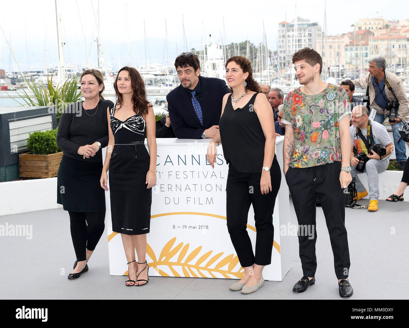Cannes, Francia. 9 maggio 2018. Un Certain Regard presidente della giuria Benicio Del Toro (C) e gli altri membri della giuria partecipare alla giuria Un Certain Regard photocall durante la settantunesima annuale di Cannes Film Festival presso il Palais des Festivals a Cannes, Francia, il 9 maggio 2018. Credito: Luo Huanhuan/Xinhua/Alamy Live News Foto Stock