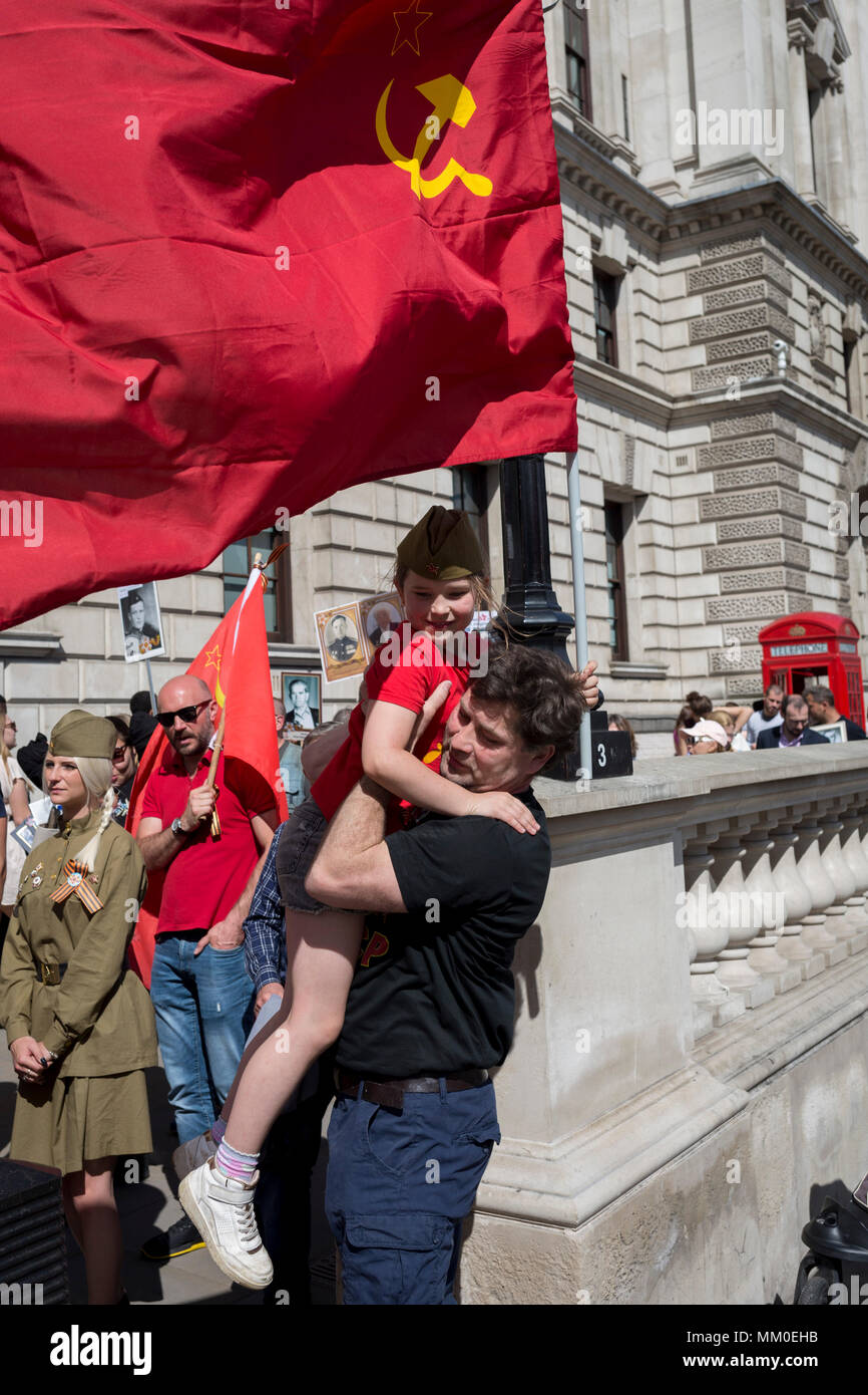 Londra, UK 9 Maggio 2018: russi e russo-altoparlanti dal intorno alla Federazione russa e Stati membri dell'ex Unione Sovietica (come i paesi baltici) e di tutte le generazioni, per celebrare la Giornata della Vittoria, la commemorazione annuale di ricordare il sacrificio di Esercito Rosso eroi che hanno sconfitto facism durante il WW2 - marciando attraverso il cuore del governo britannico in Whitehall, la piazza del Parlamento e che termina al di fuori del Parlamento stesso. (Foto di Richard Baker / Alamy Live News) Foto Stock