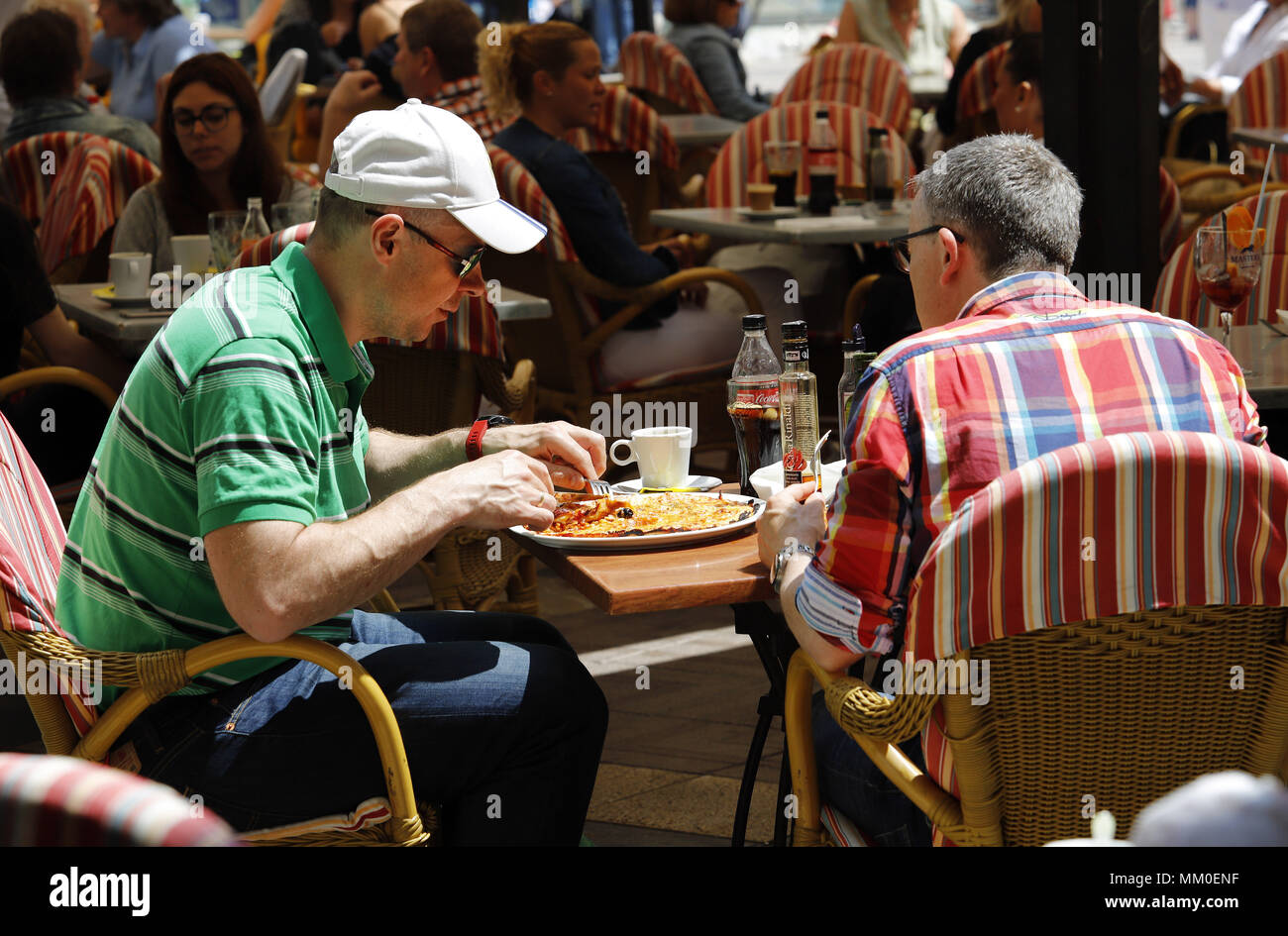 Palma di Maiorca, isole Baleari, Spagna. 9 maggio 2018. Con l arrivo della bella stagione e la stagione turistica sulle terrazze dei bar e ristoranti sono pieni di gente che per mangiare qualcosa sotto il sole. Il settore alberghiero e della ristorazione è uno dei principali motori economici nelle Isole Baleari, Spagna. Credito: Clara Margais/ZUMA filo/Alamy Live News Foto Stock