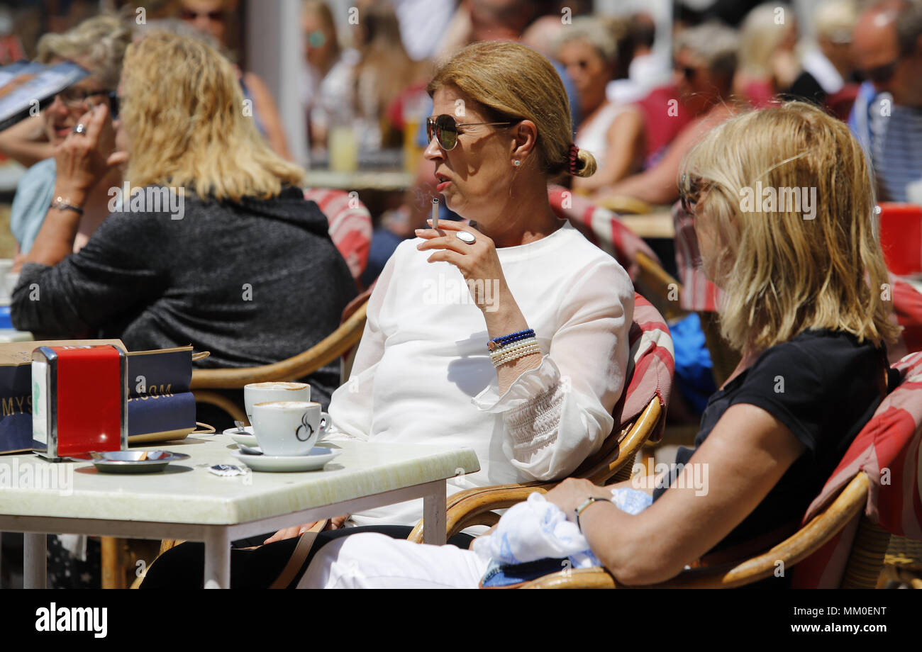 Palma di Maiorca, isole Baleari, Spagna. 9 maggio 2018. Con l arrivo della bella stagione e la stagione turistica sulle terrazze dei bar e dei ristoranti sono riempiti con le persone che bevono qualcosa sotto il sole. Il settore alberghiero e della ristorazione è uno dei principali motori economici nelle Isole Baleari, Spagna. Credito: Clara Margais/ZUMA filo/Alamy Live News Foto Stock